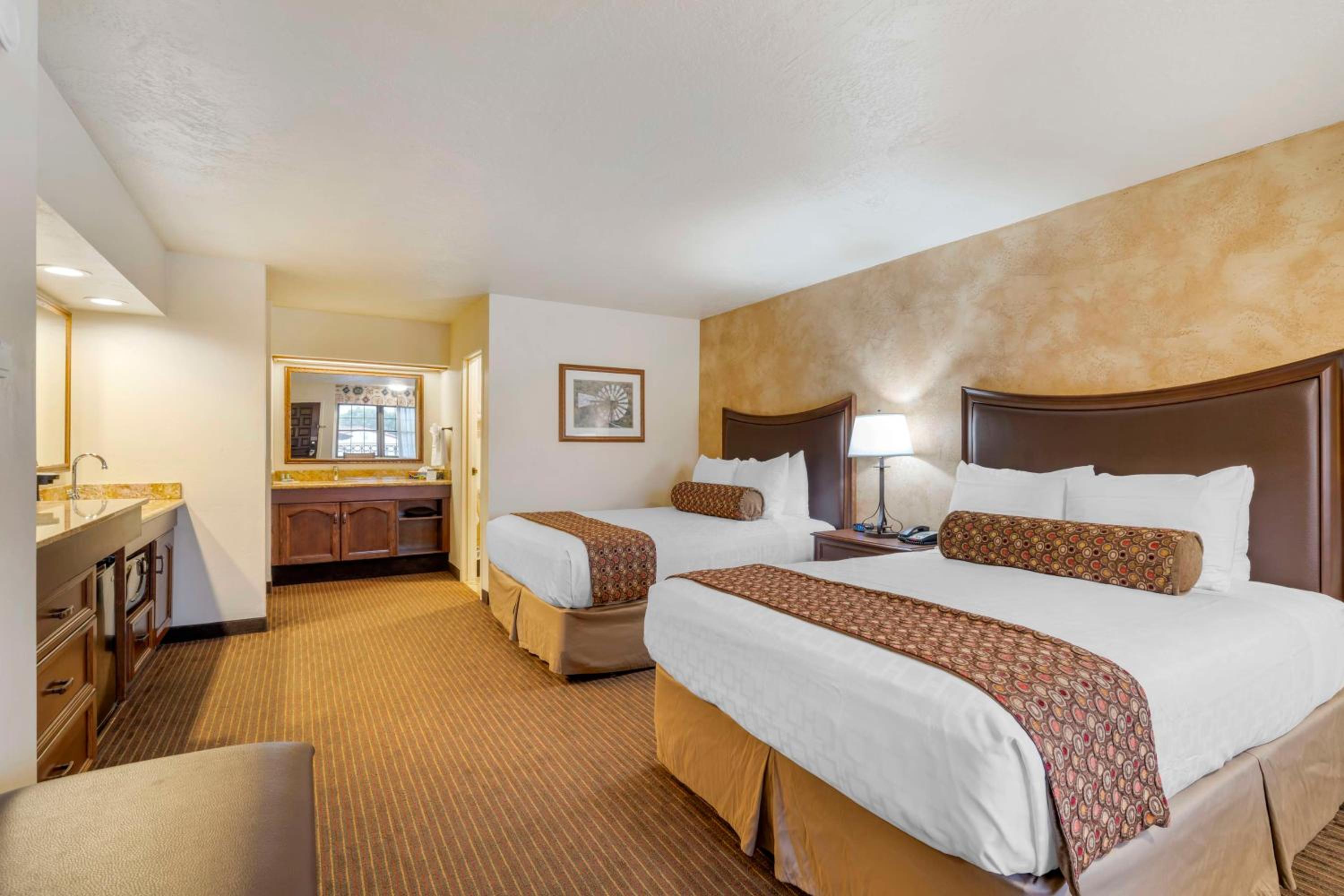 Queen Room with Two Queen Beds - Non-Smoking - Photo 1