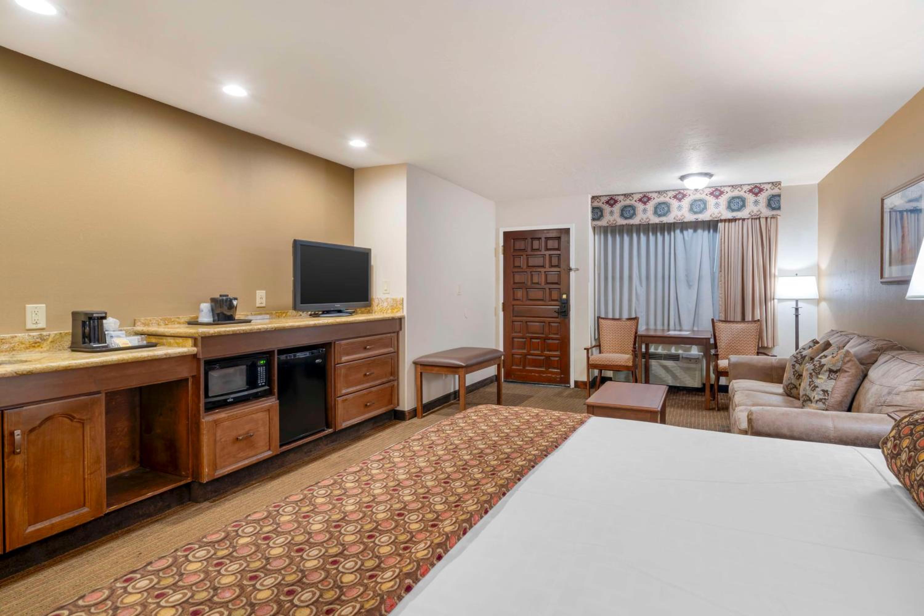 Suite with Walk-In Shower - Disability Access/Non-Smoking - Photo 2