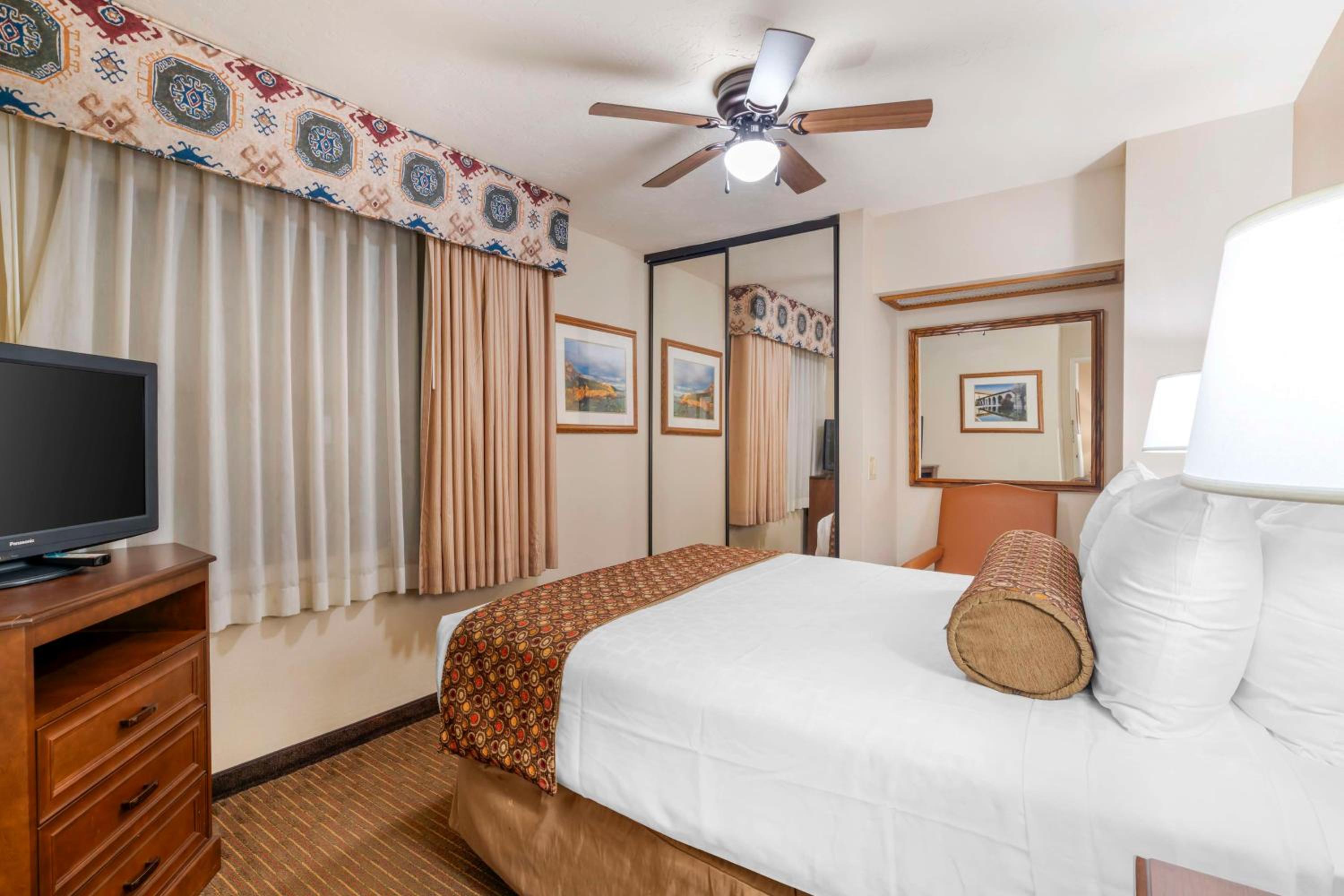 Suite with Walk-In Shower - Disability Access/Non-Smoking - Photo 1