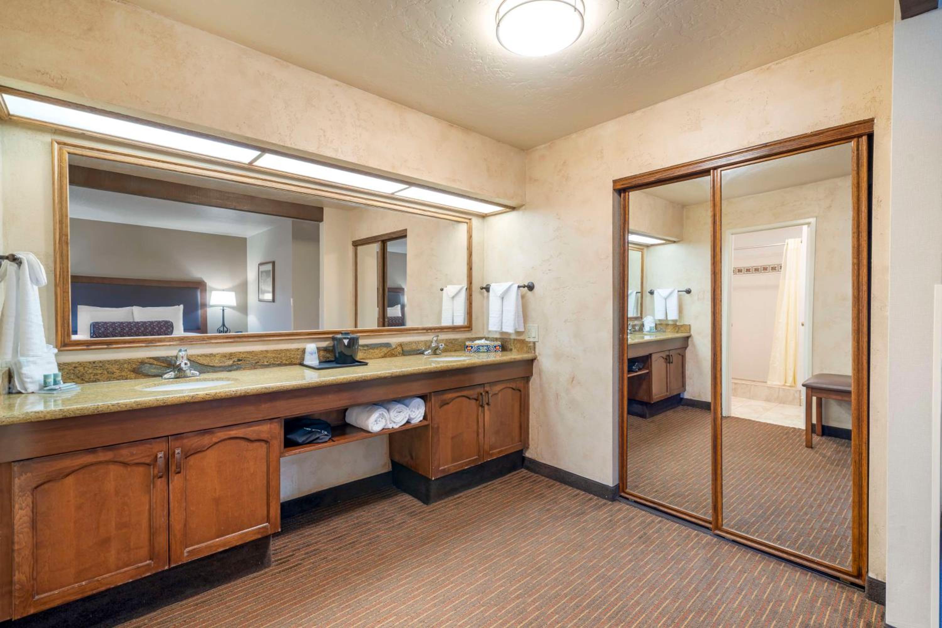 King Room - Poolside - Photo 3