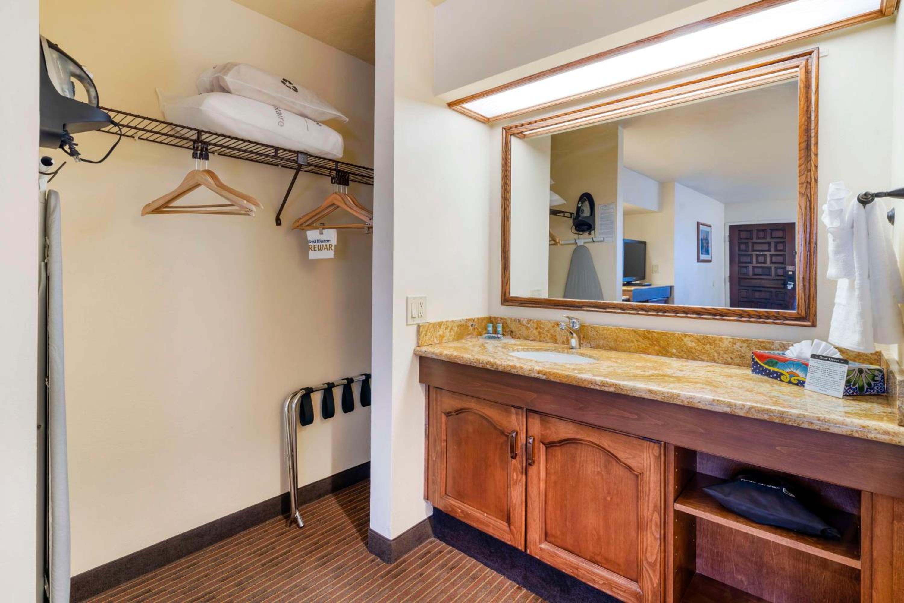 Queen Room with Two Queen Beds - Non-Smoking - Photo 4