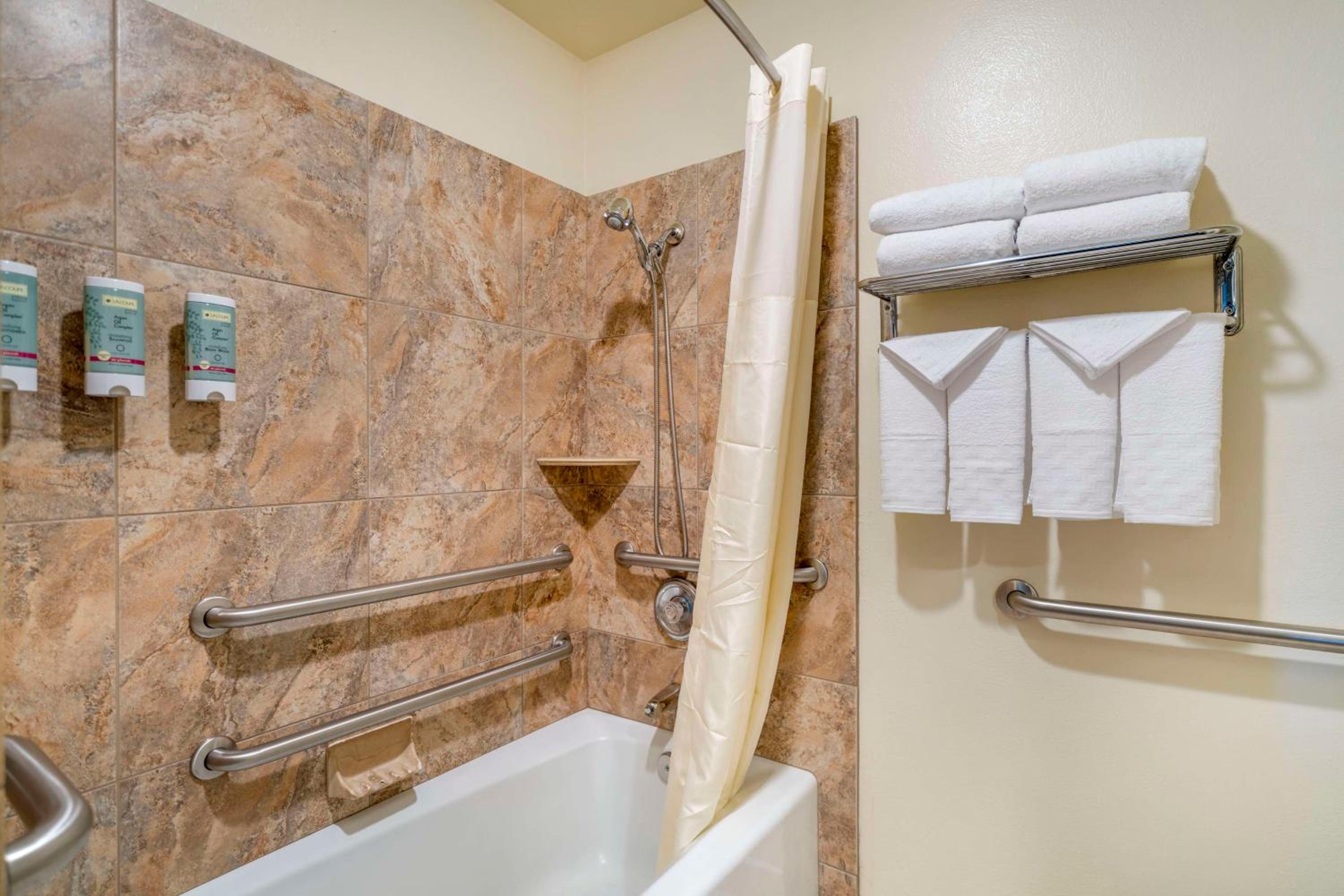 King Room with Sofa Bed and Walk-In Shower - Disability Access/Non-Smoking - Photo 4