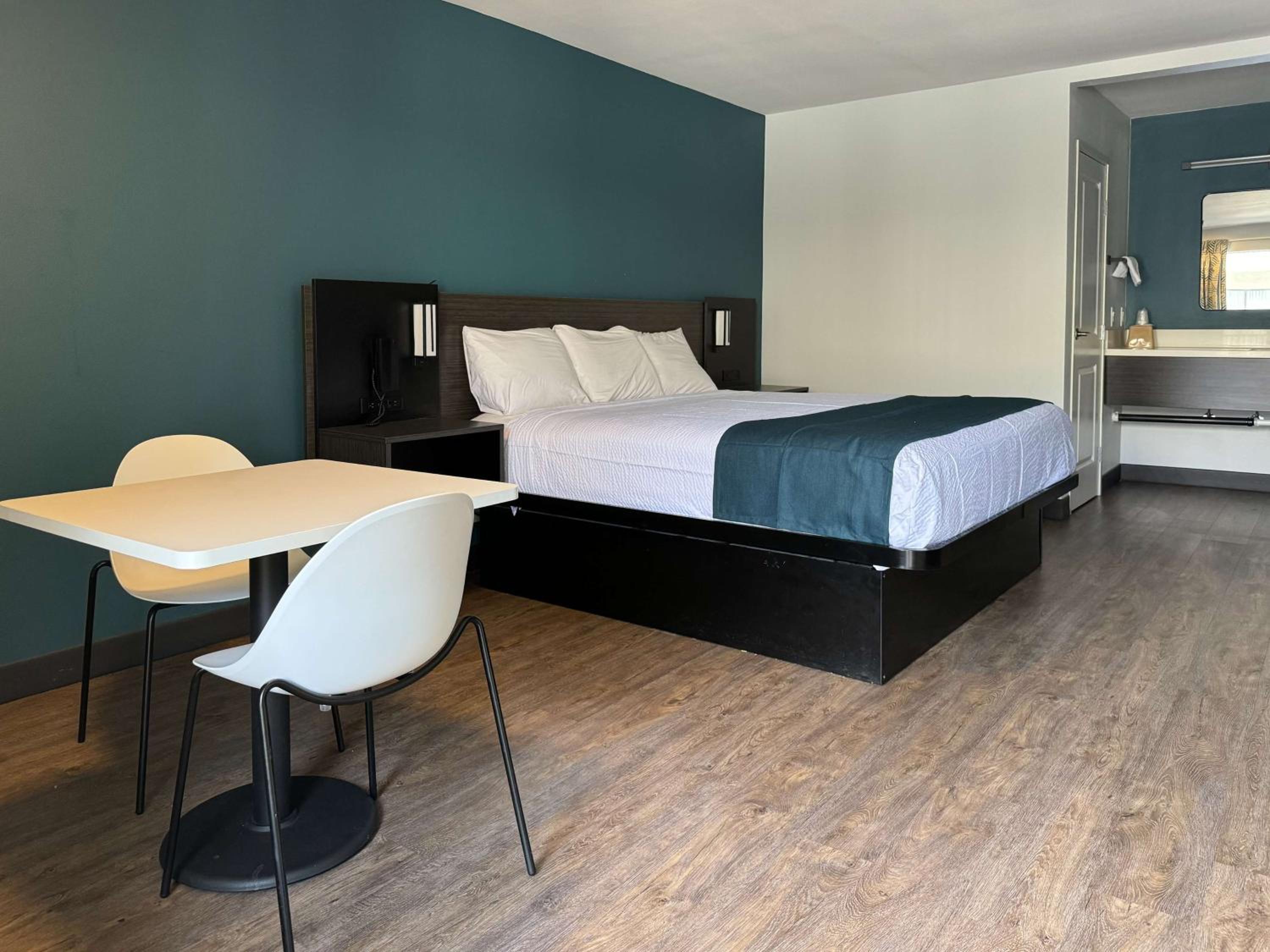 King Room - Disability Access - Non-Smoking - Photo 3