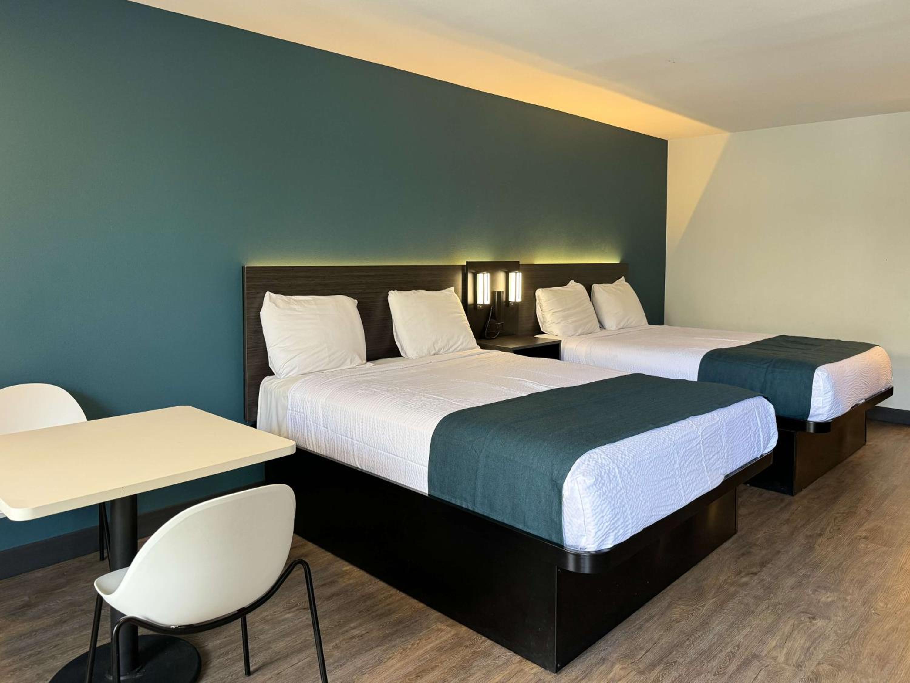Queen Room with Two Queen Beds - Non-Smoking - Photo 2