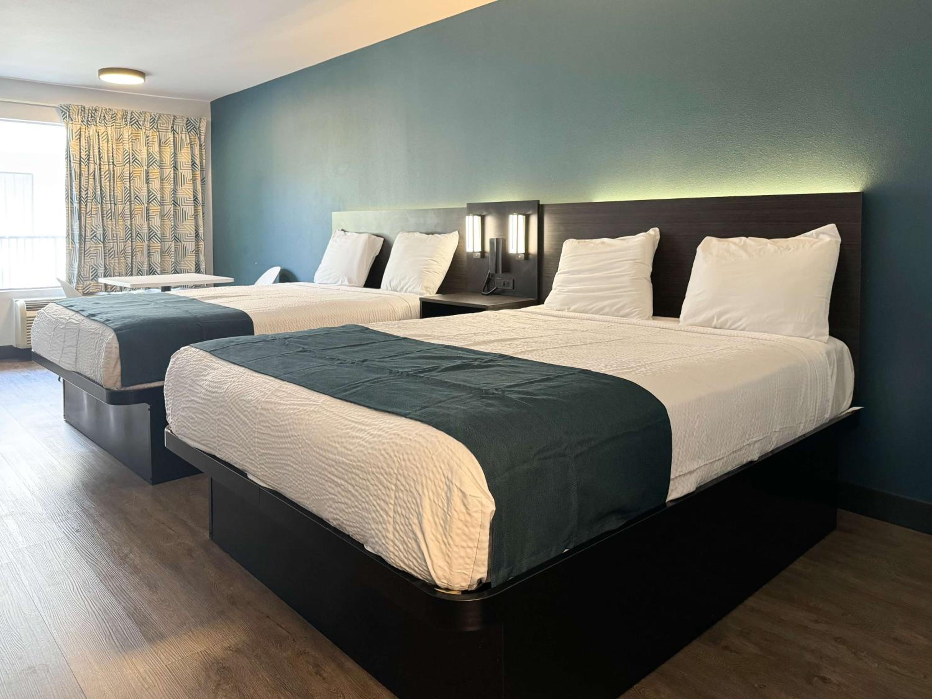 Queen Room with Two Queen Beds - Non-Smoking - Photo 1