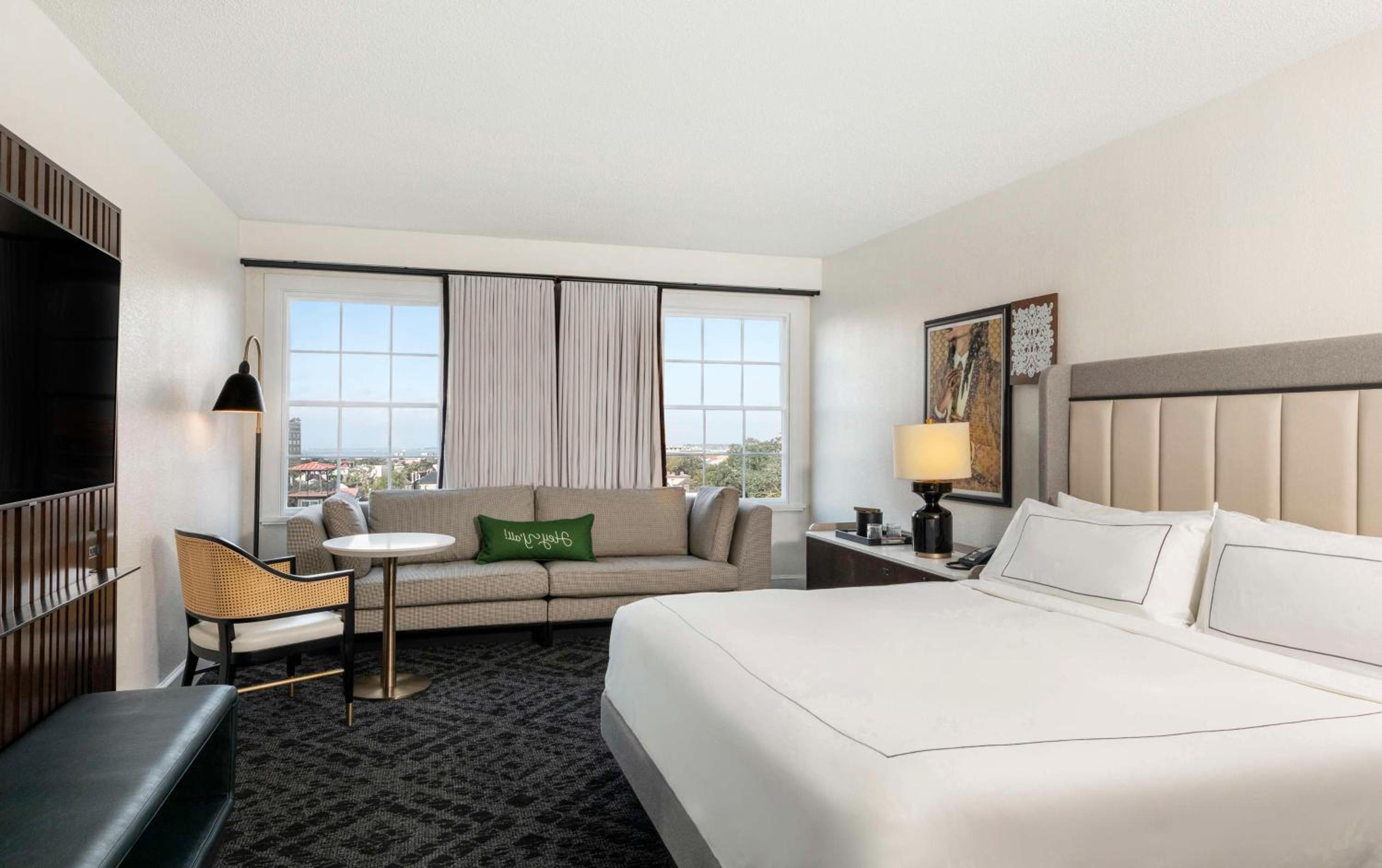 Deluxe King Room with City View - Photo 2