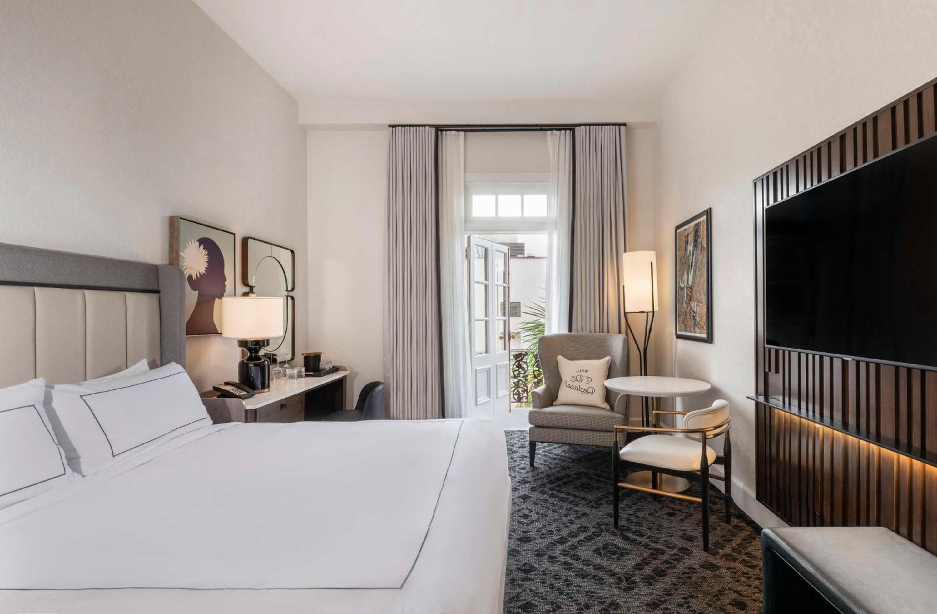 King Room with Balcony - Photo 4