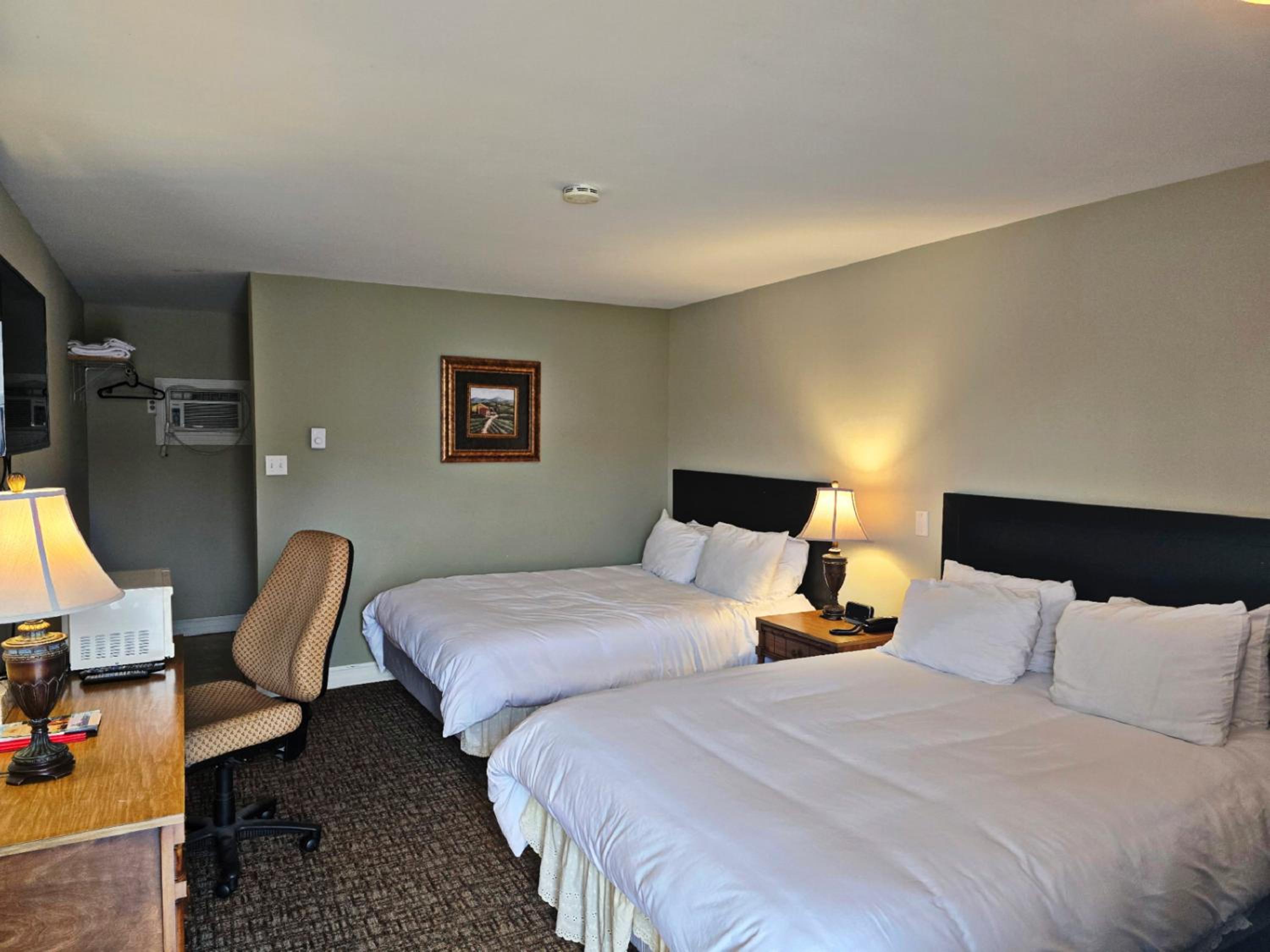 Queen Room with Two Queen Beds - Photo 10