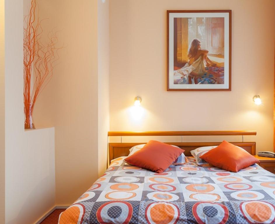 One-Bedroom Apartment - Photo 1