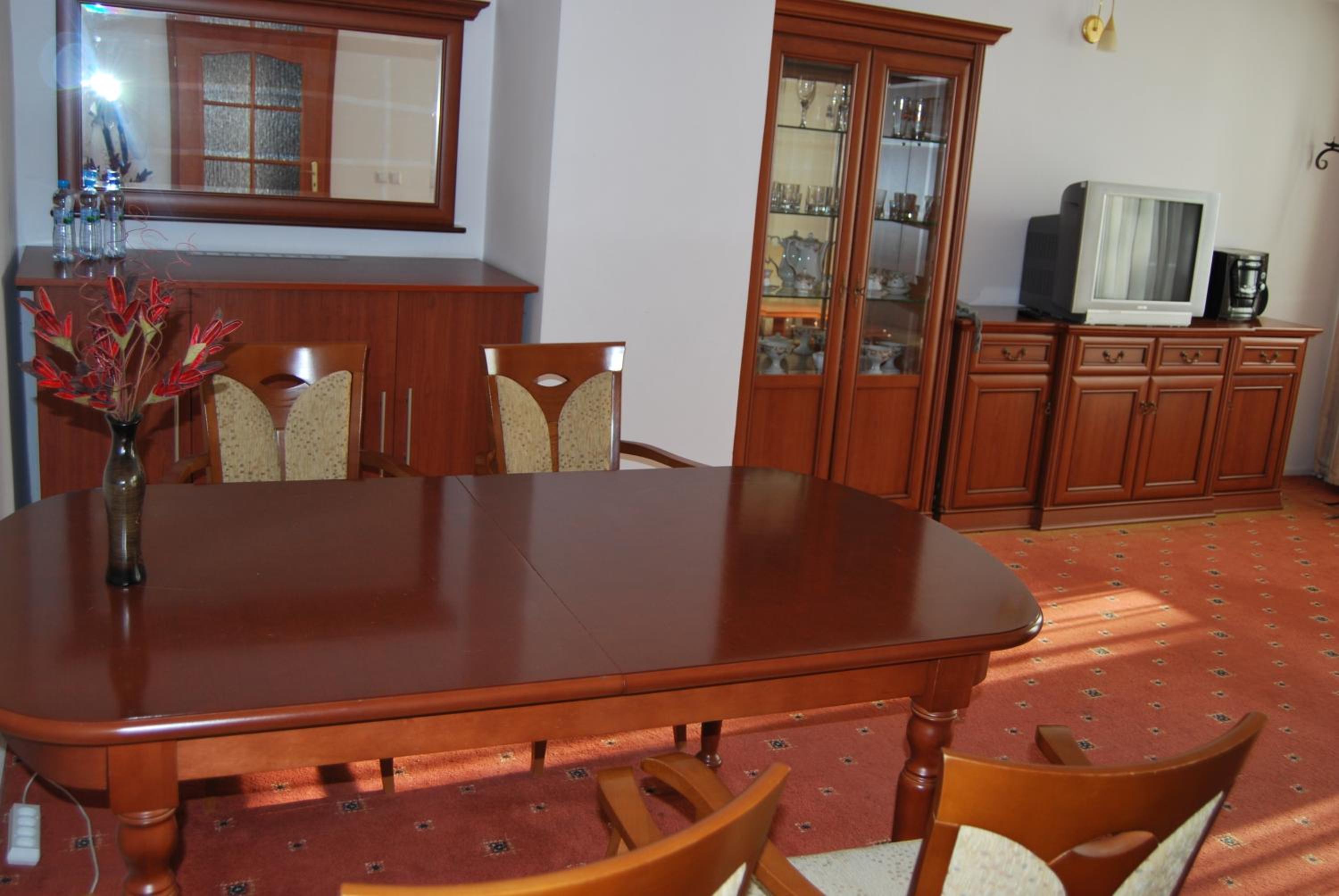 One-Bedroom Apartment - Photo 2