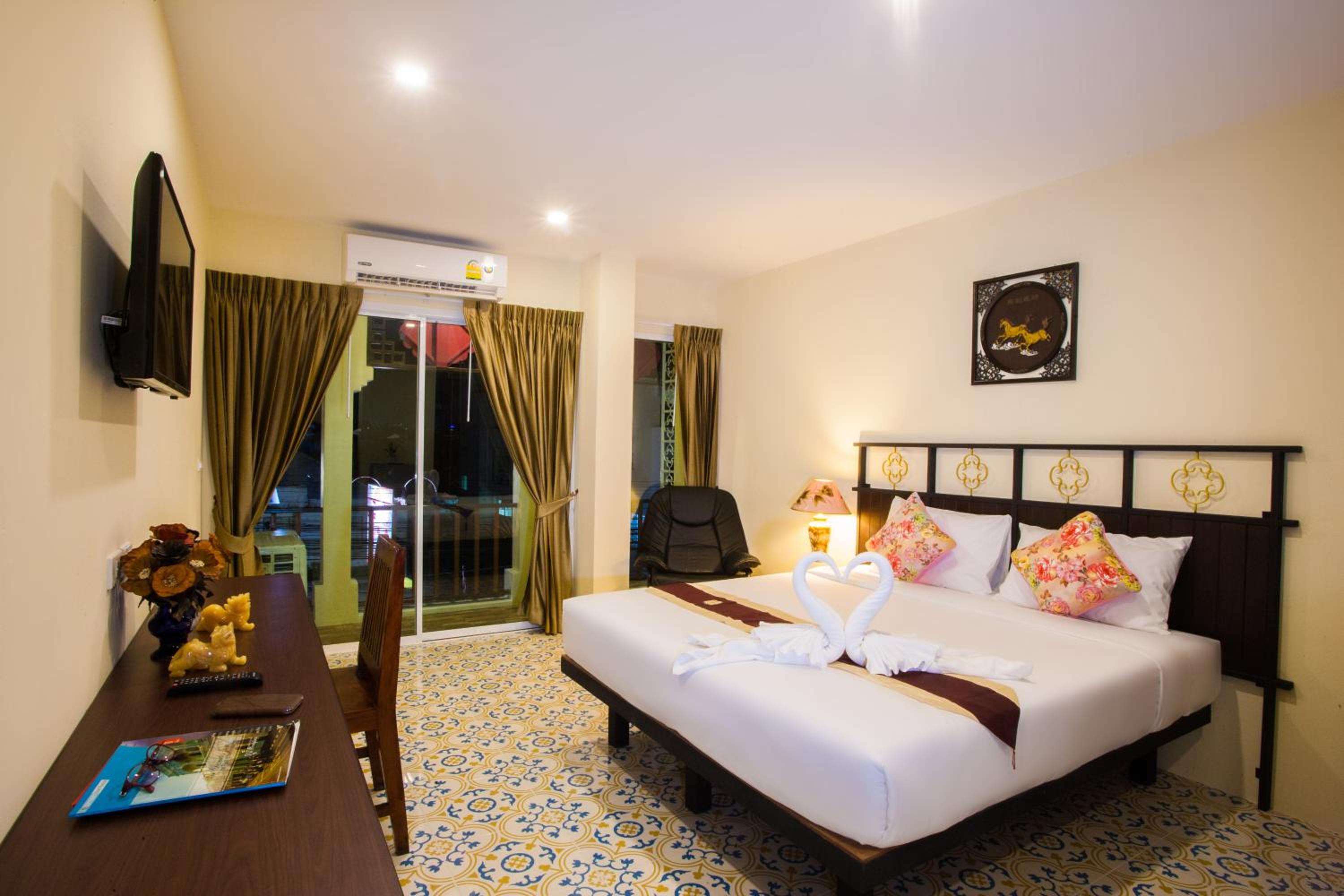Deluxe Double Room with Balcony - Photo 6