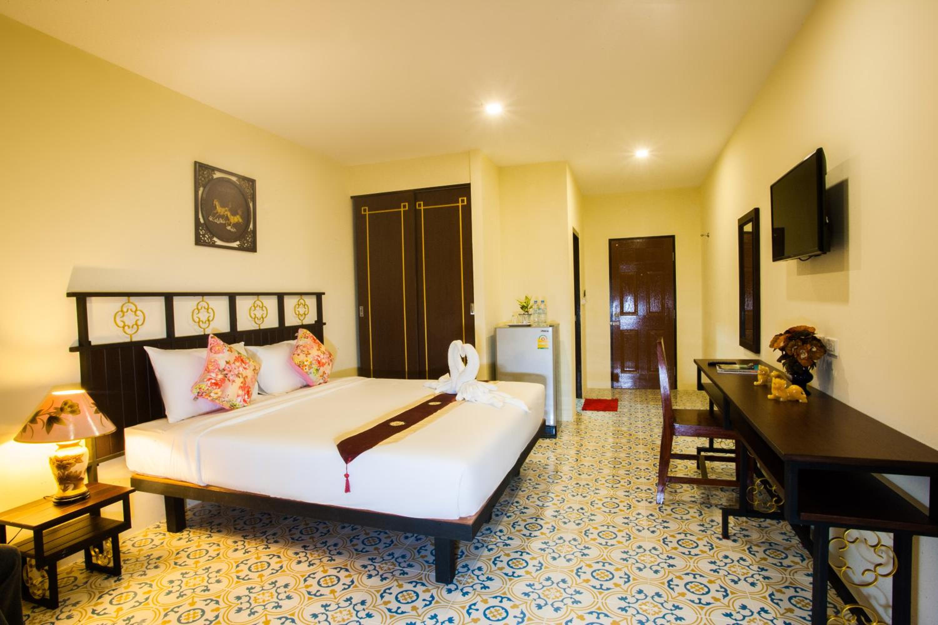 Deluxe Double Room with Balcony - Photo 3