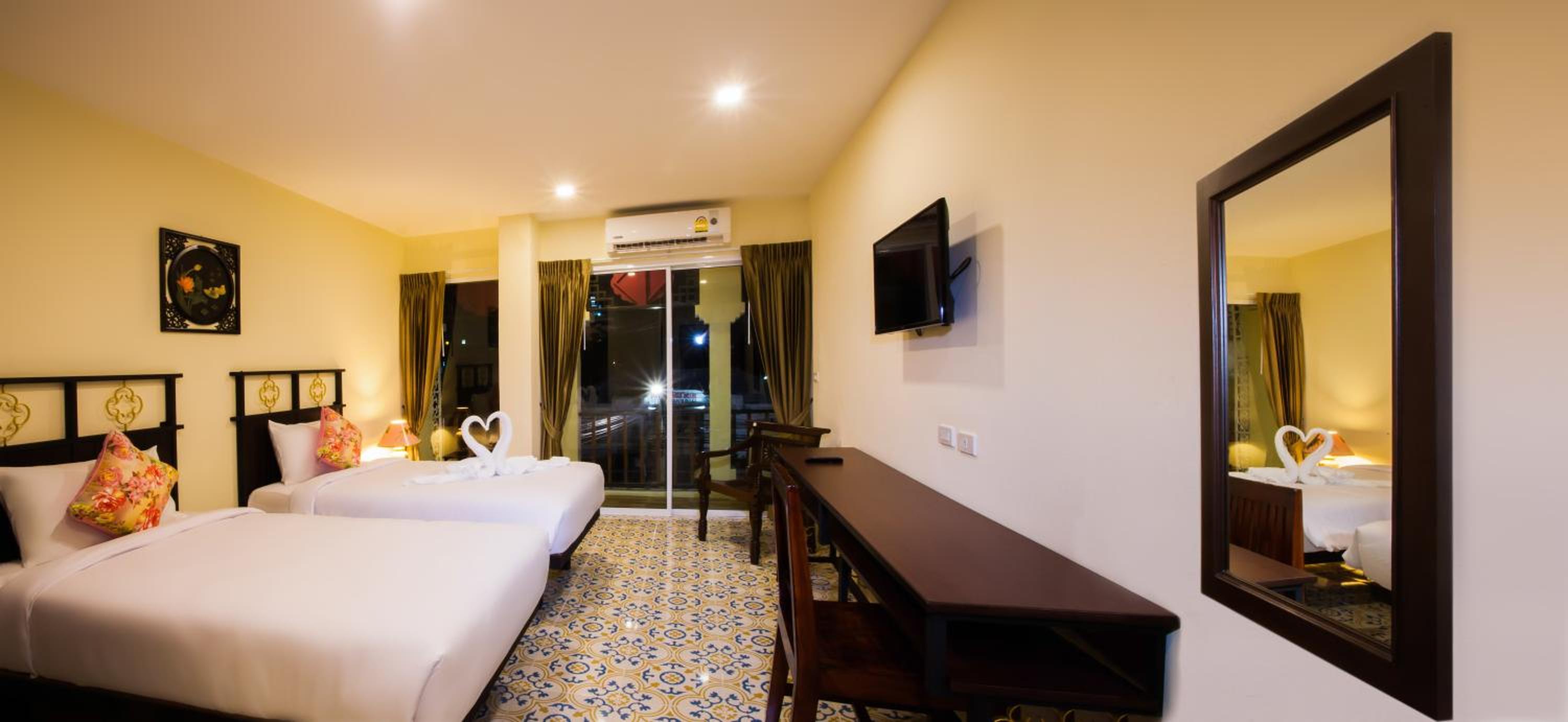 Deluxe Twin Room with Balcony - Photo 7