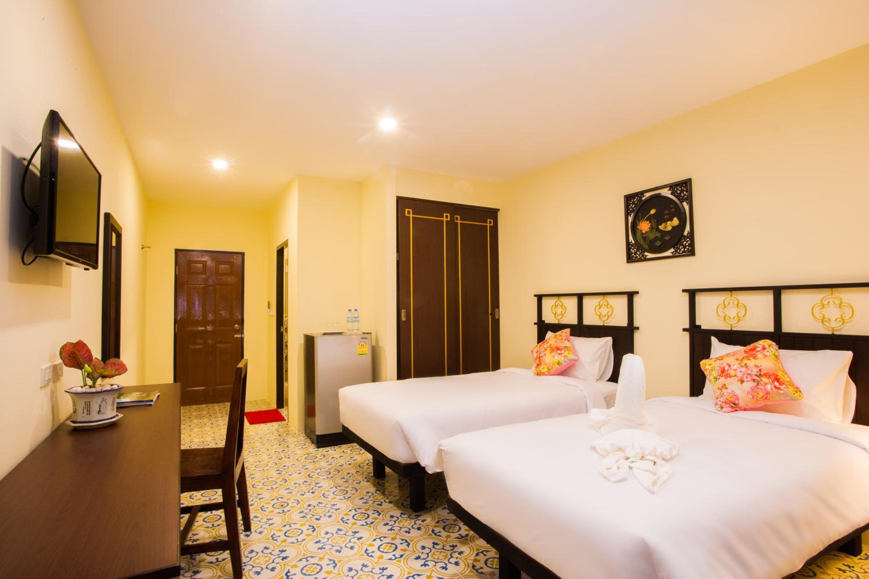 Deluxe Twin Room with Balcony - Photo 8