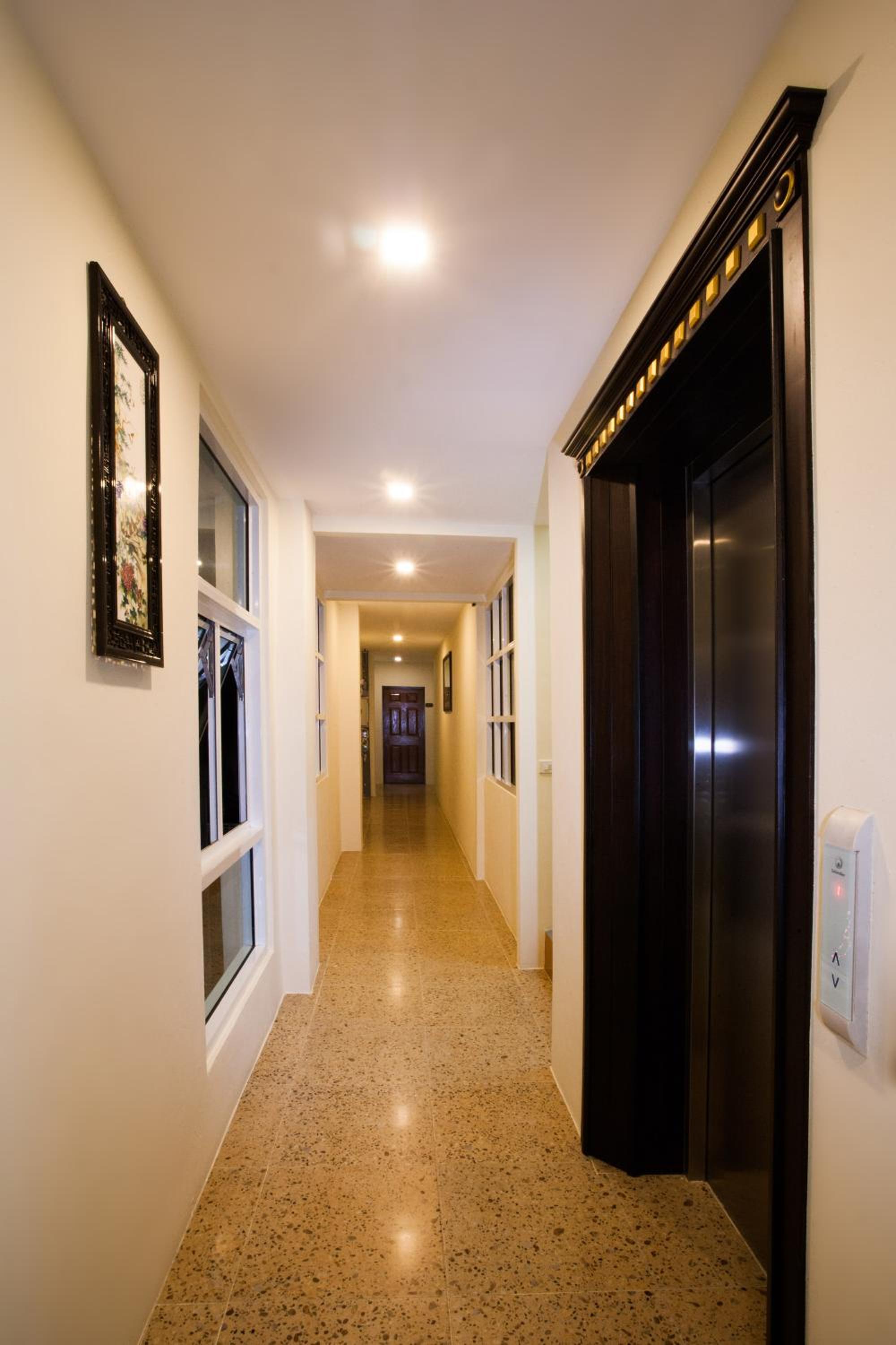 Queen Room with Balcony (No Window) - Photo 4