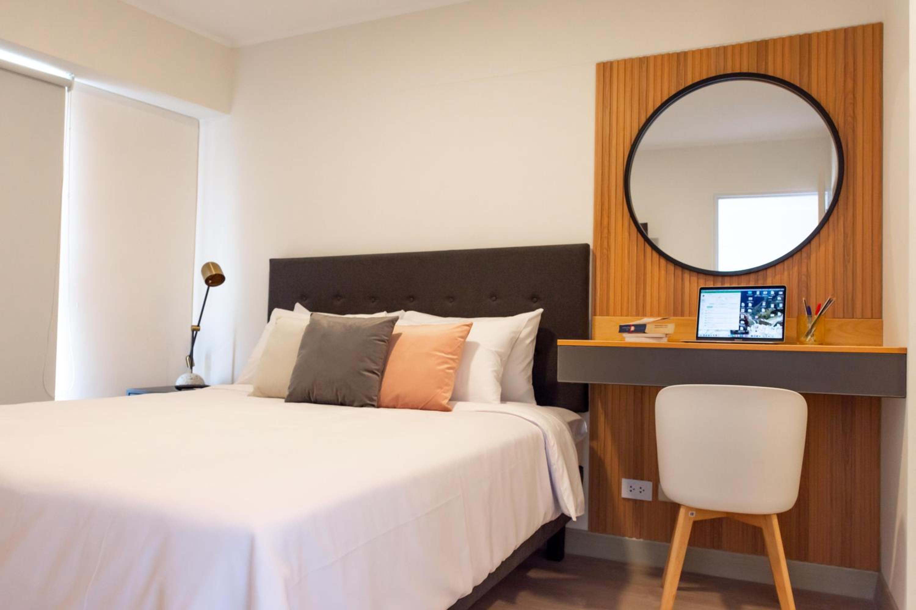 Deluxe One-Bedroom Apartment with City View photo 1