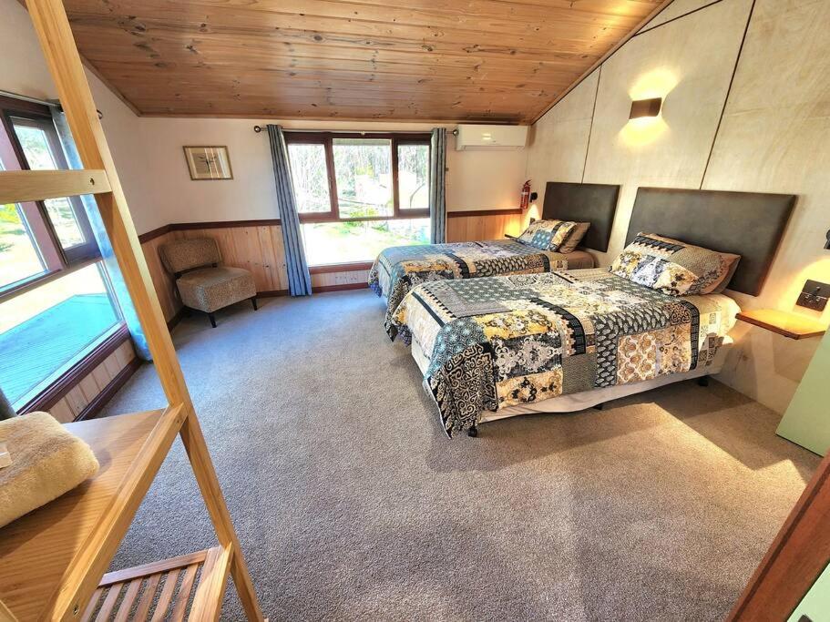 Six-Bedroom House photo 1