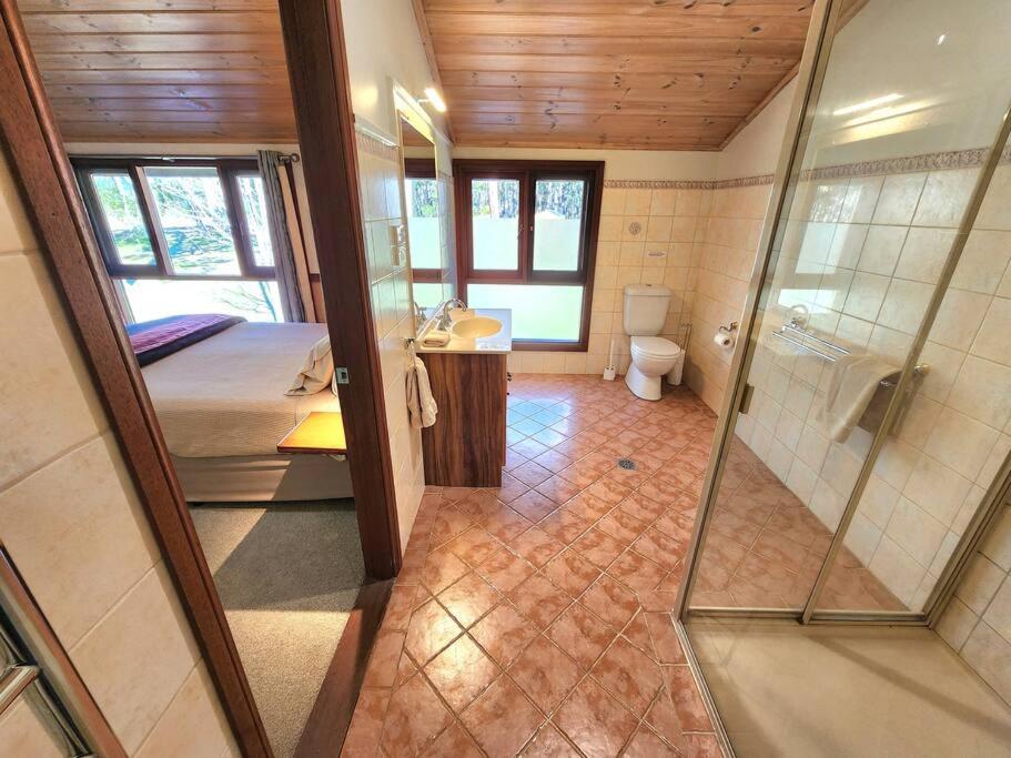 Six-Bedroom House photo 3