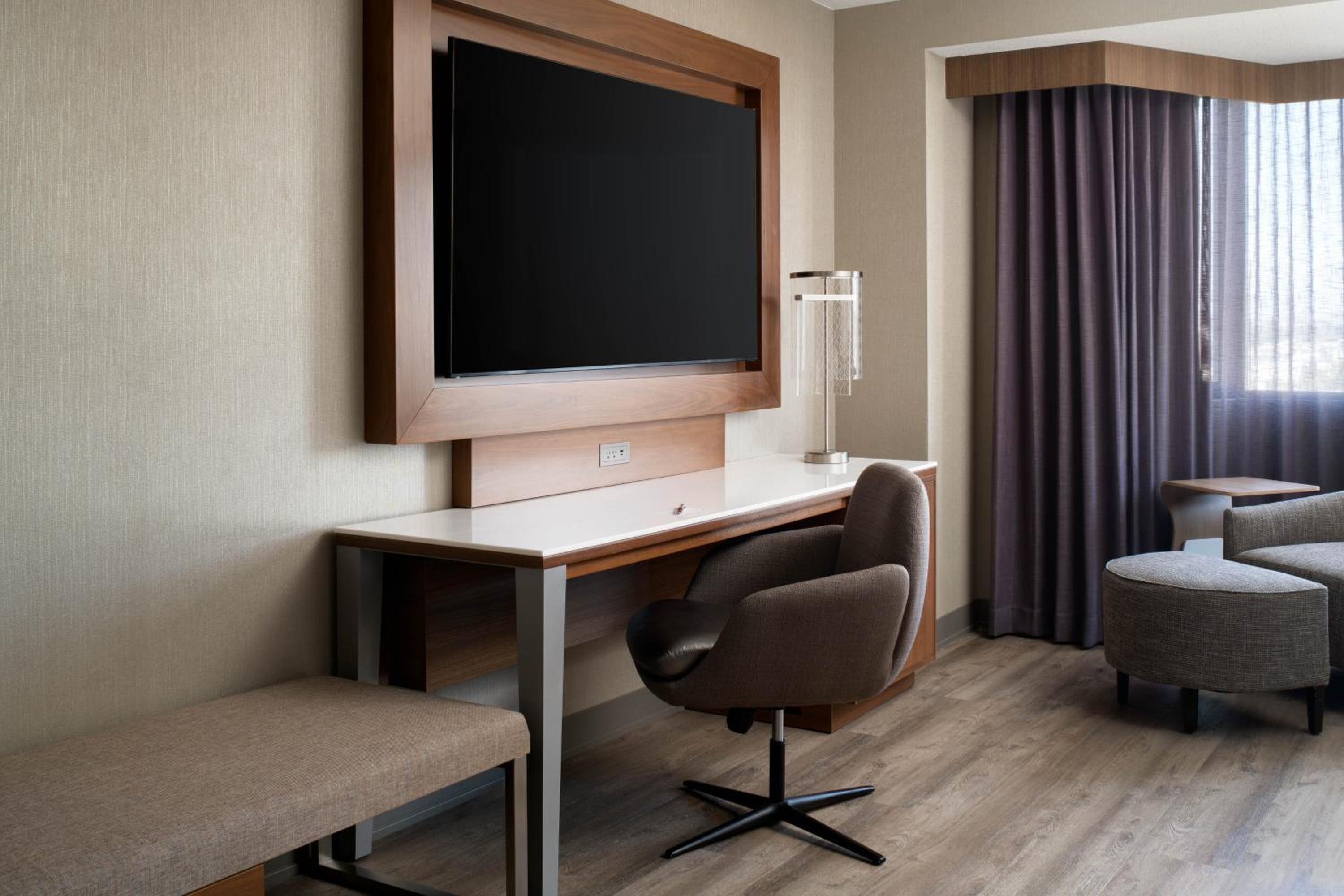 1 King Bed, Concierge Lounge Access, Sofa Bed, High Floor, Guest Room - Photo 5
