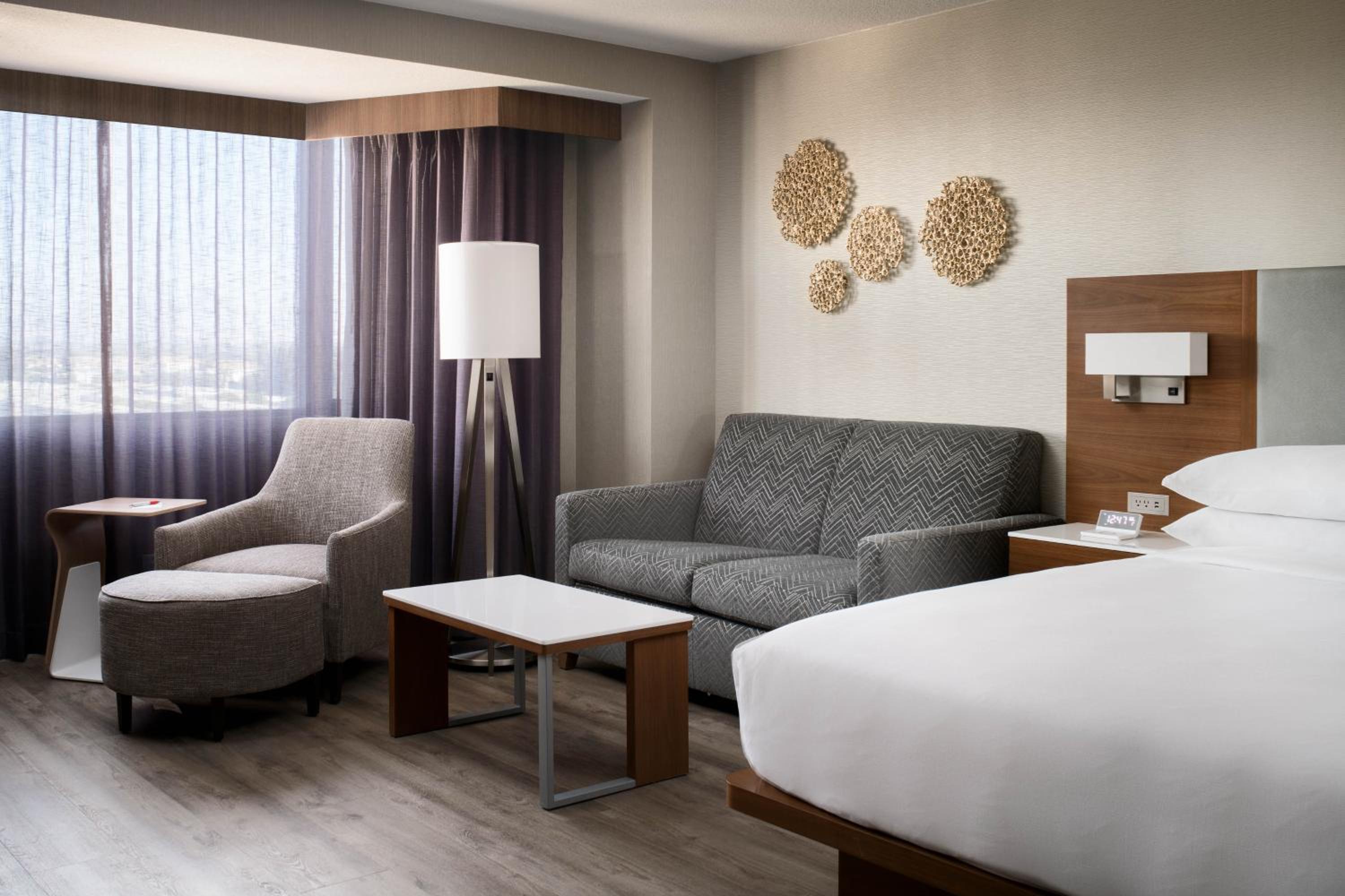 1 King Bed, Concierge Lounge Access, Sofa Bed, High Floor, Guest Room - Photo 4