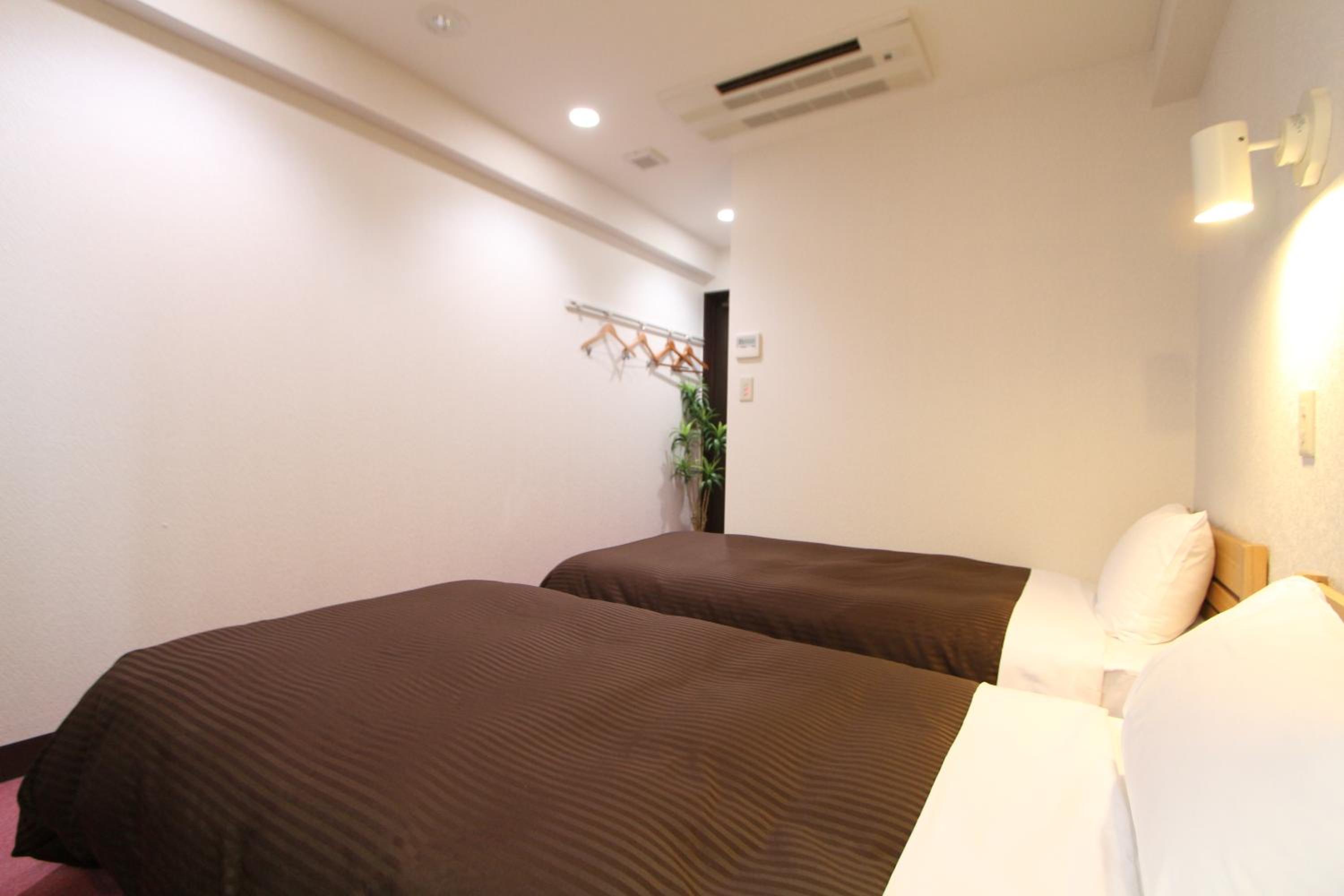 Twin Room - Non-Smoking - Photo 2