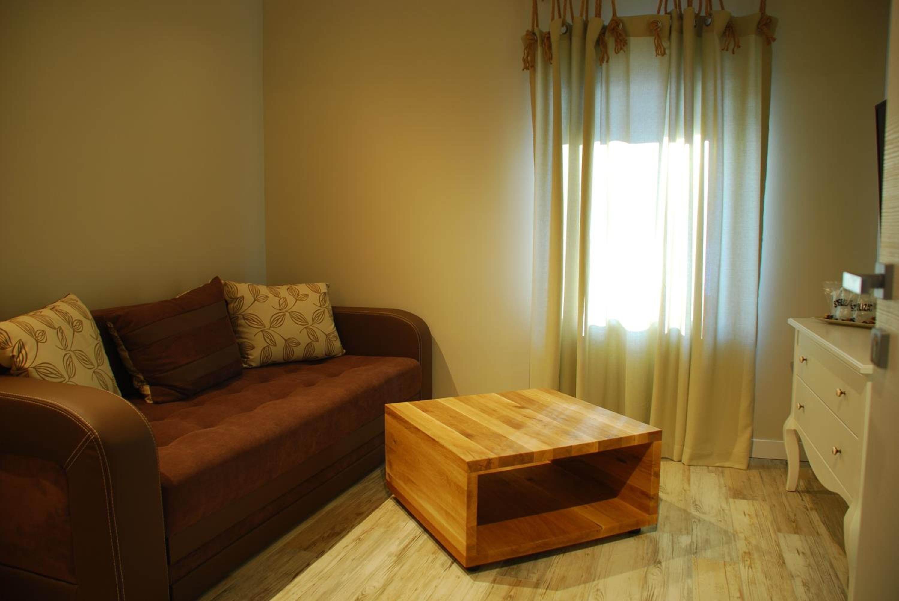 Family Room with Mountain View - Photo 4