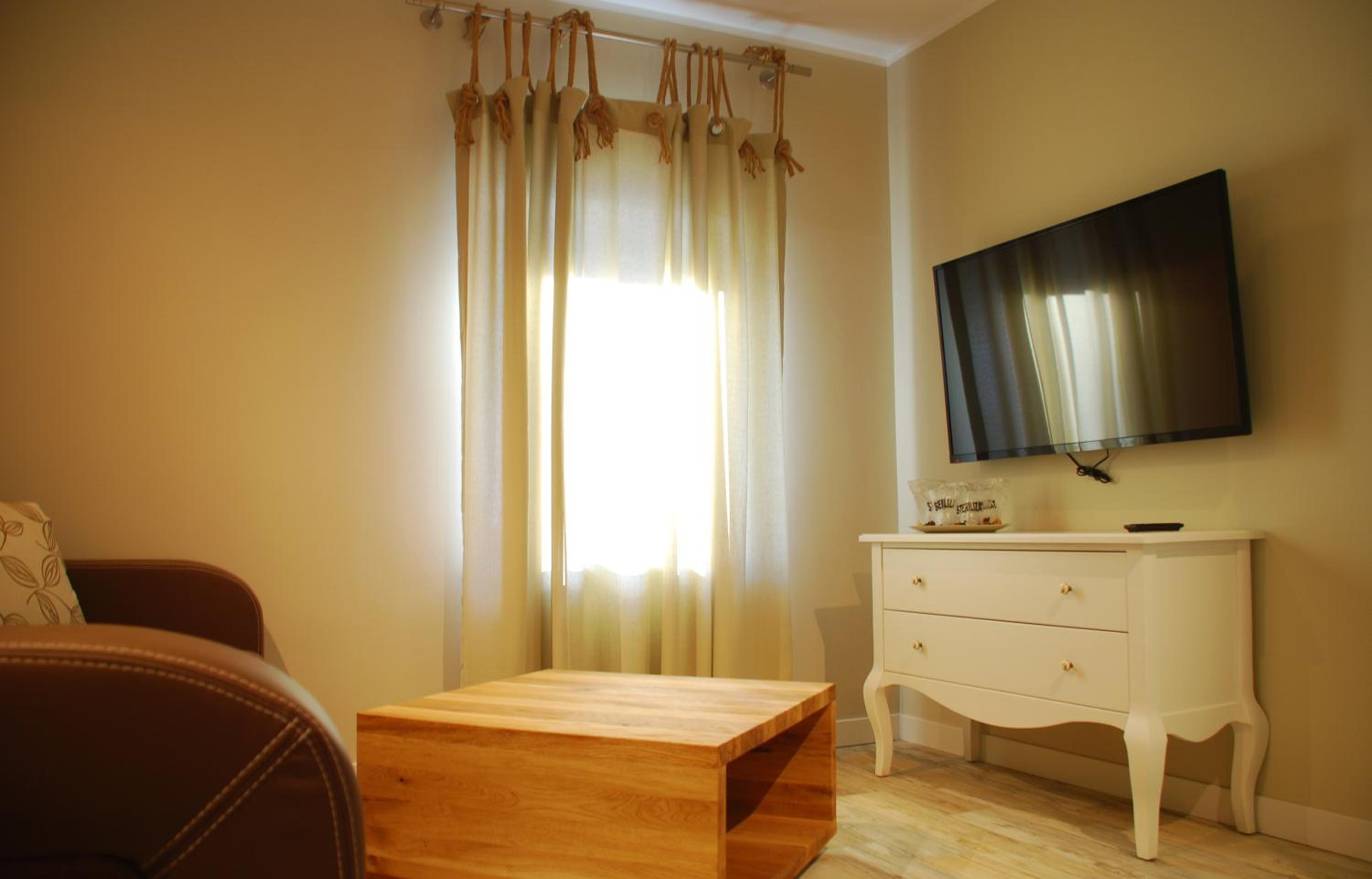 Family Room with Mountain View - Photo 7