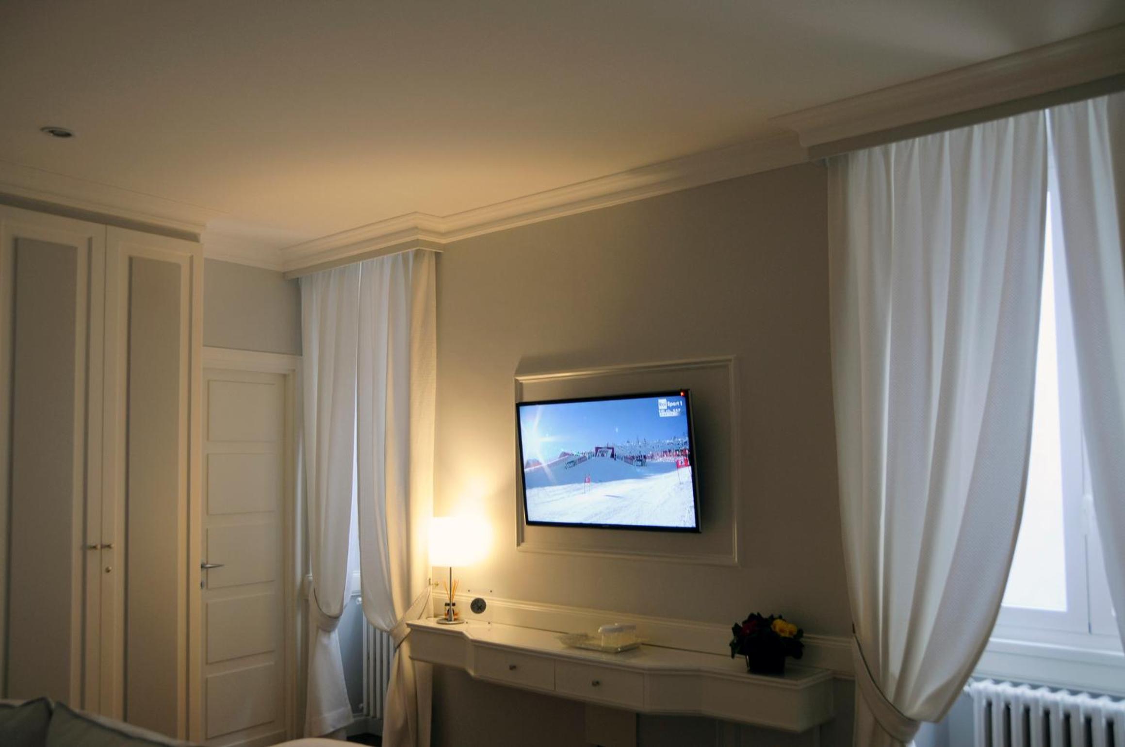 White Junior Suite photo 2