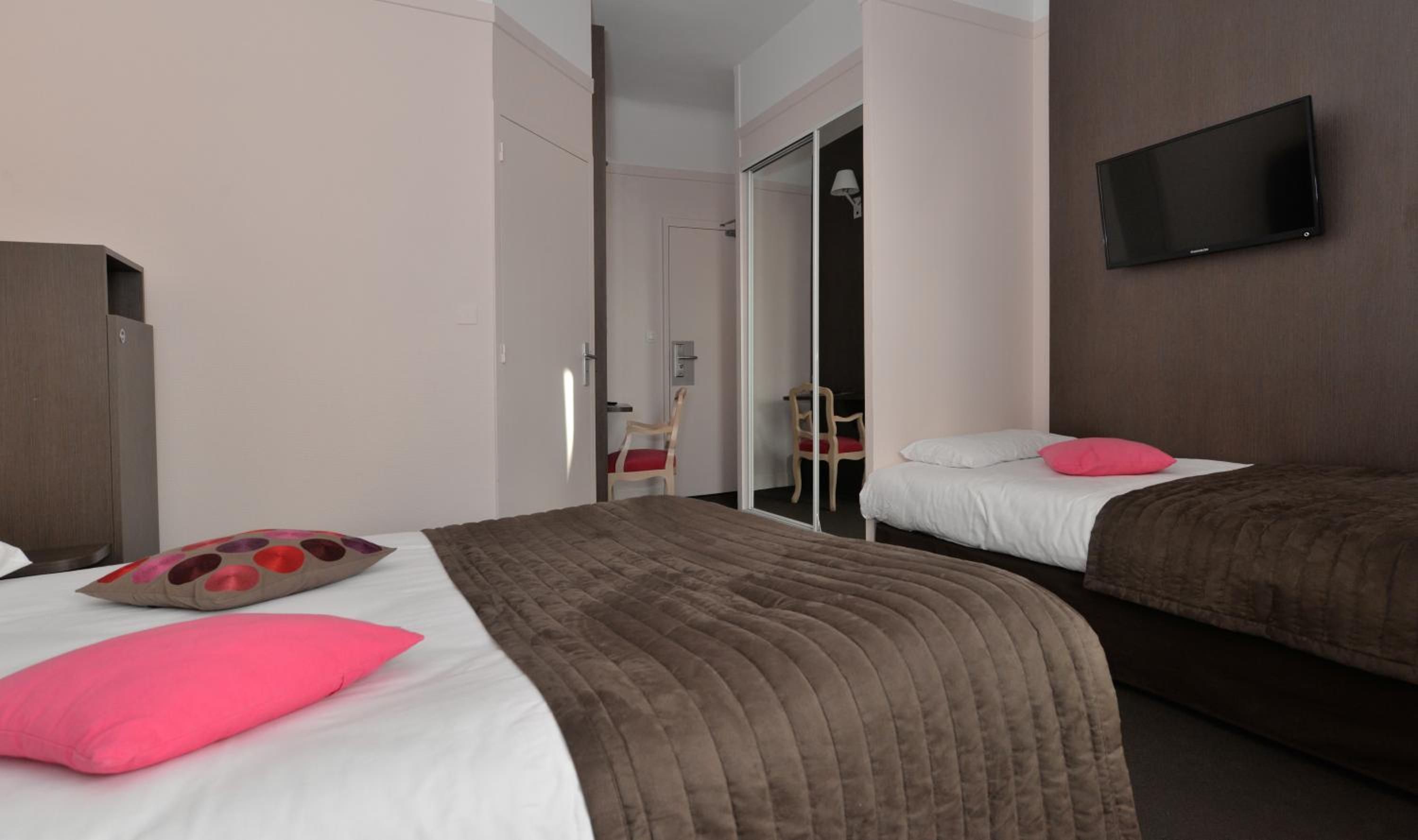 Comfort Triple Room with City View photo 2
