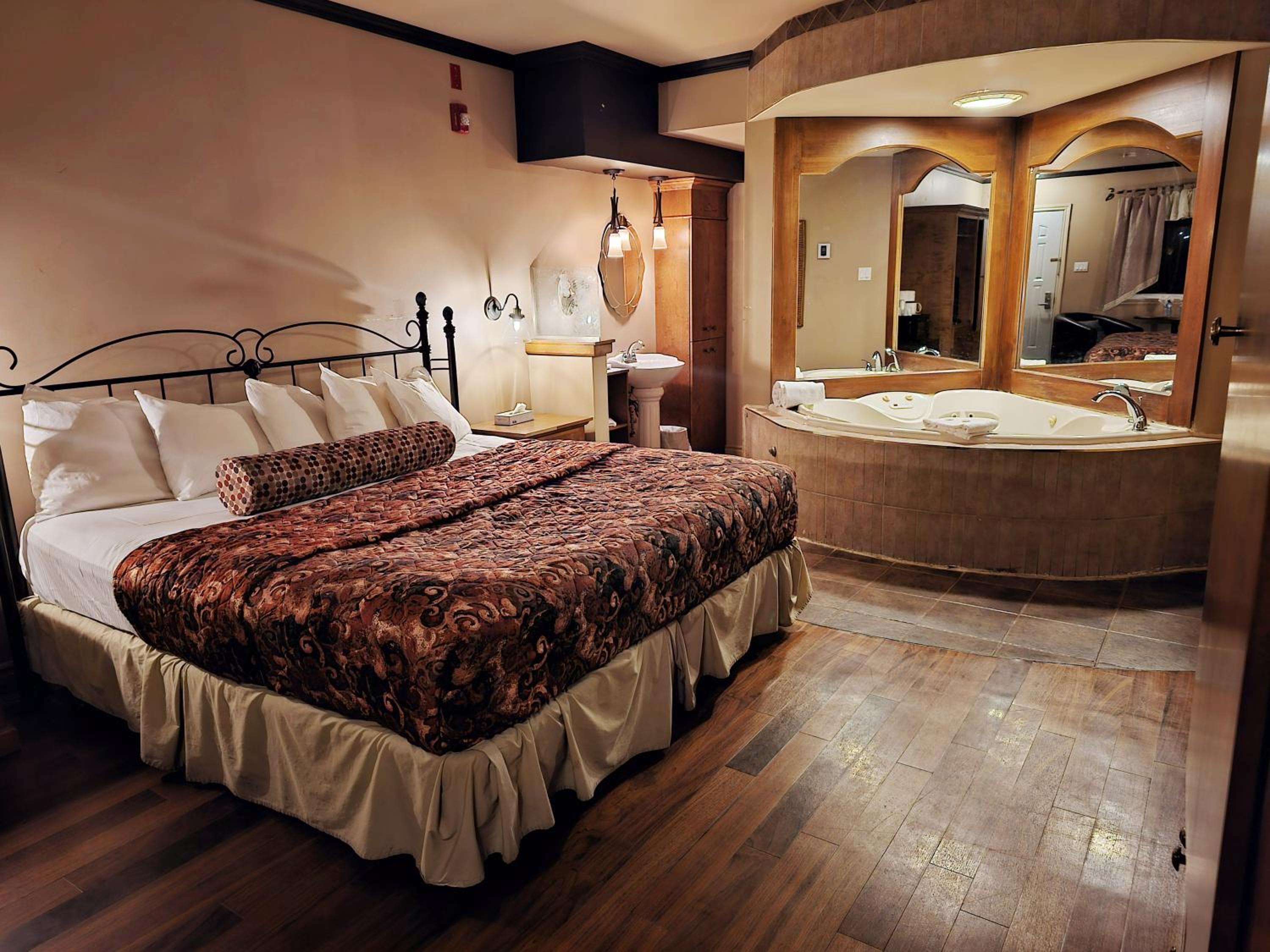 King Suite with Spa Bath - Photo 1