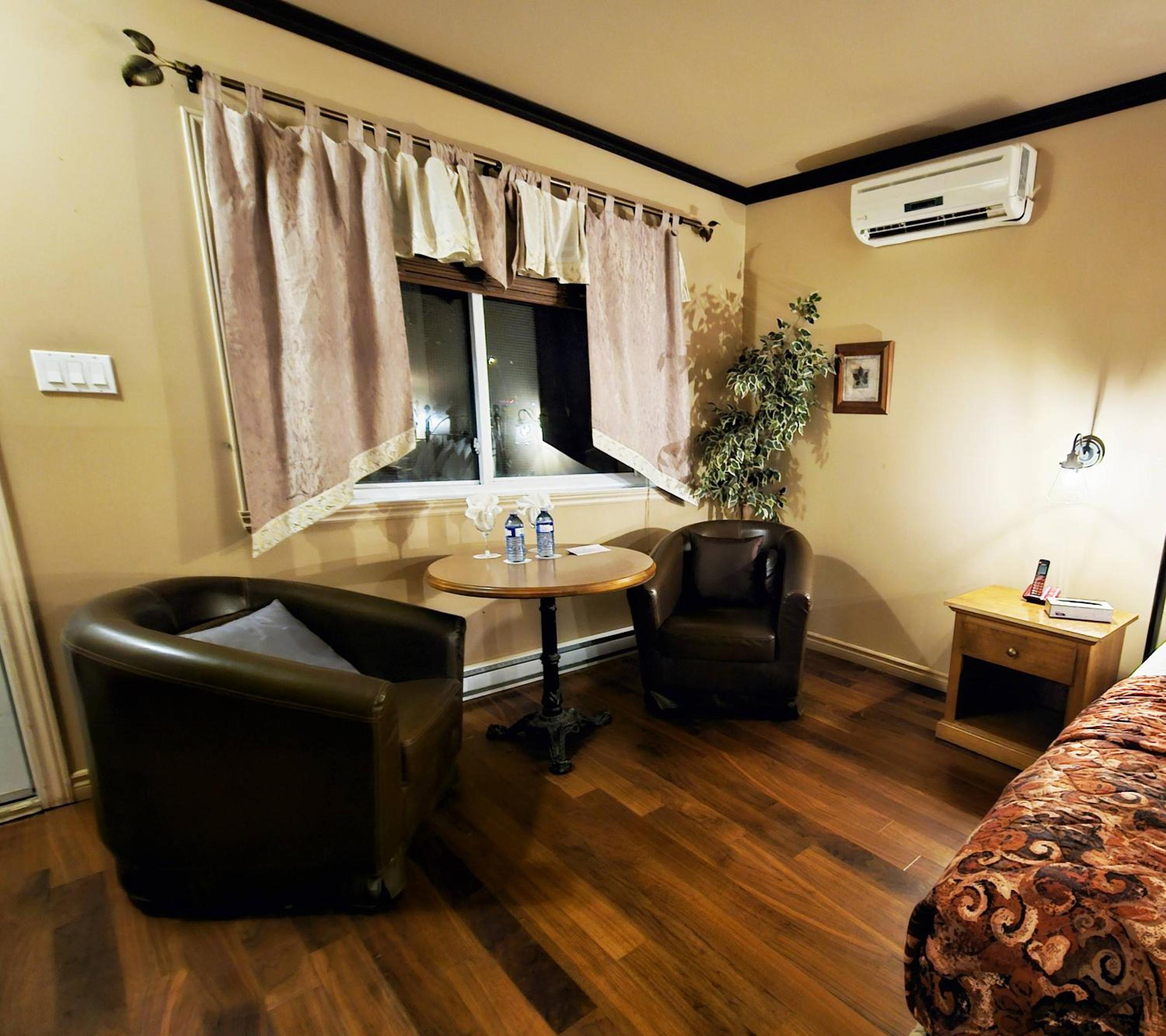 King Suite with Spa Bath - Photo 3