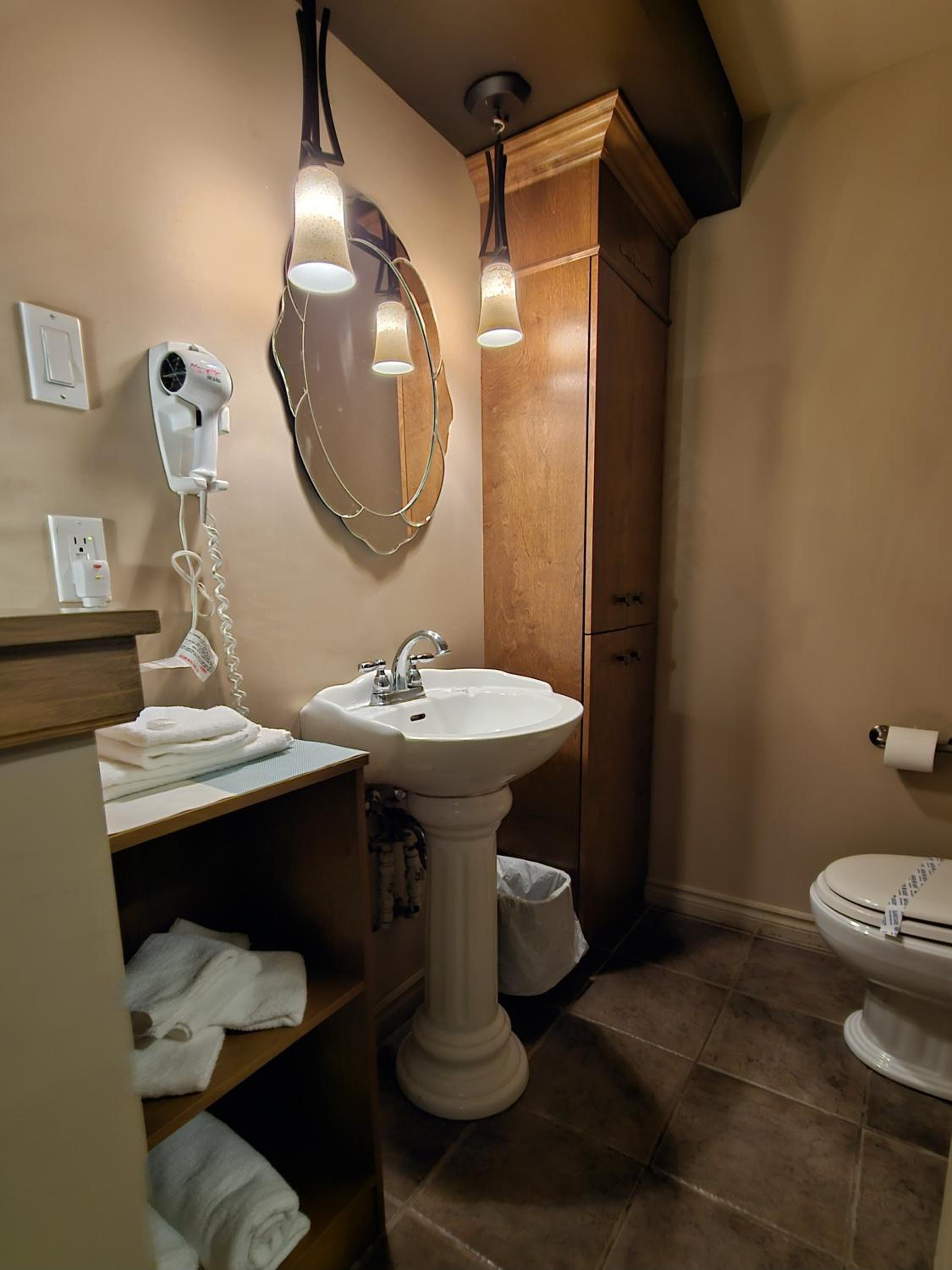 King Suite with Spa Bath - Photo 4