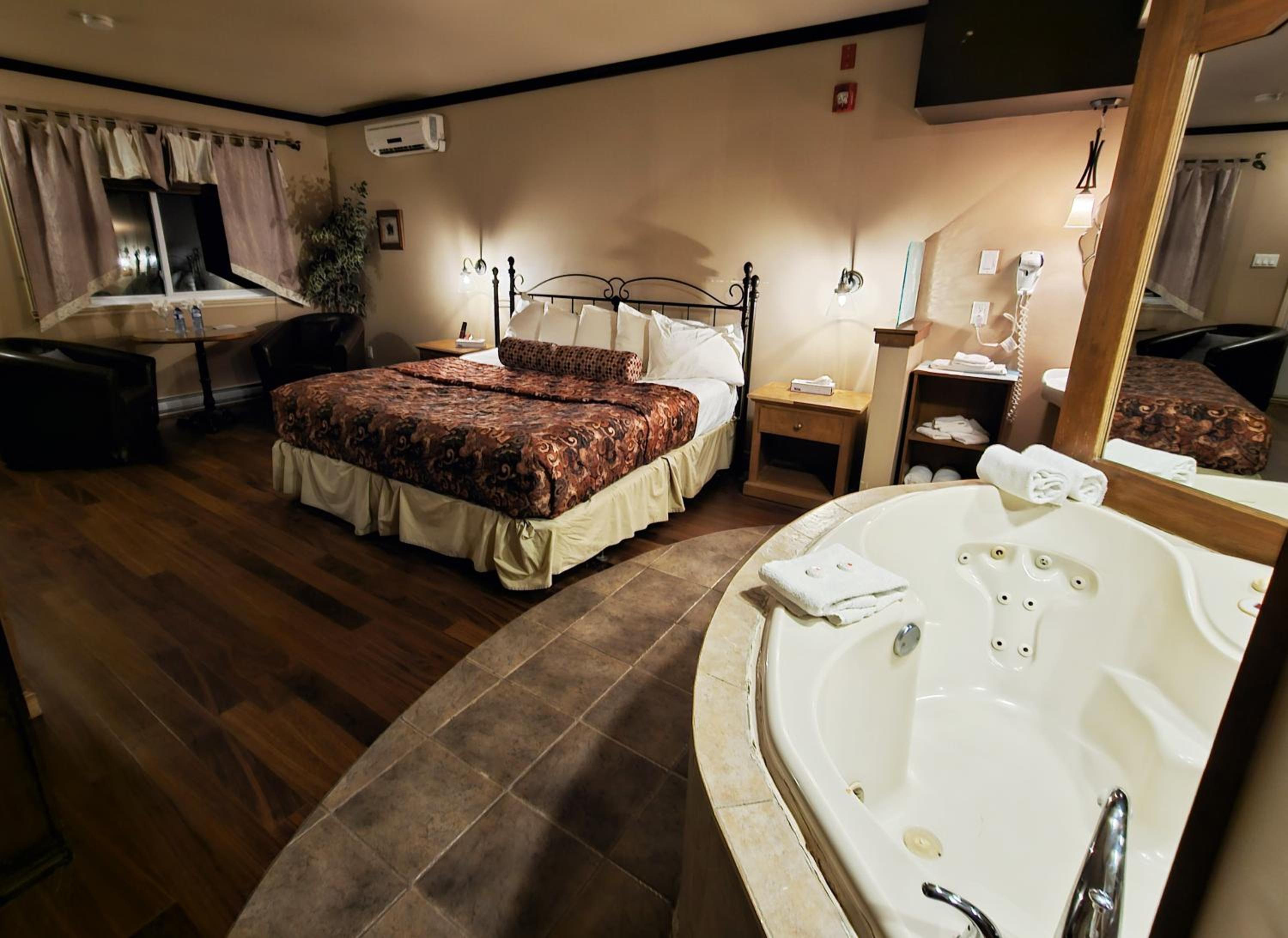 King Suite with Spa Bath - Photo 5