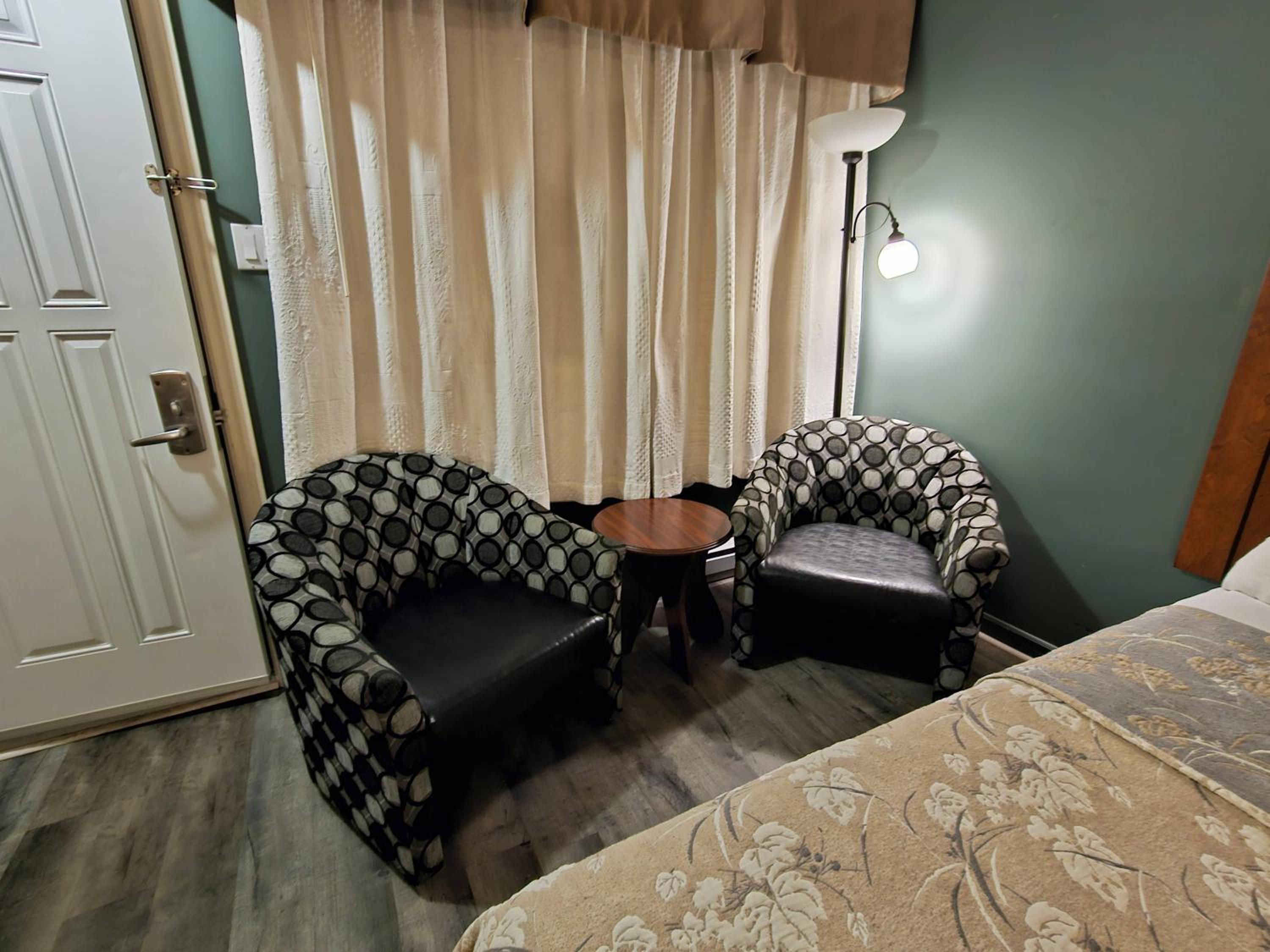 Superior Queen Room with Two Queen Beds - Photo 4