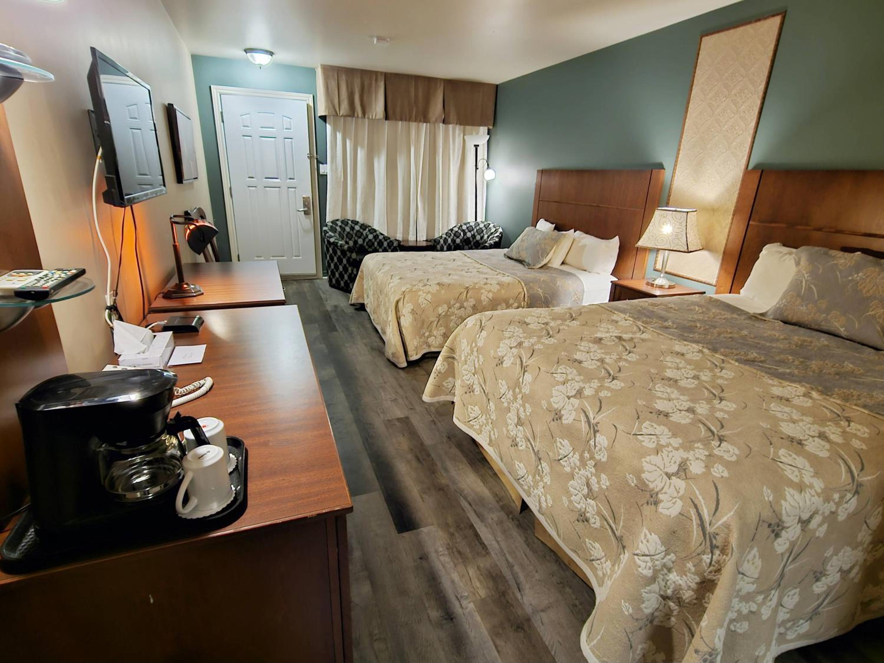 Superior Queen Room with Two Queen Beds - Photo 5