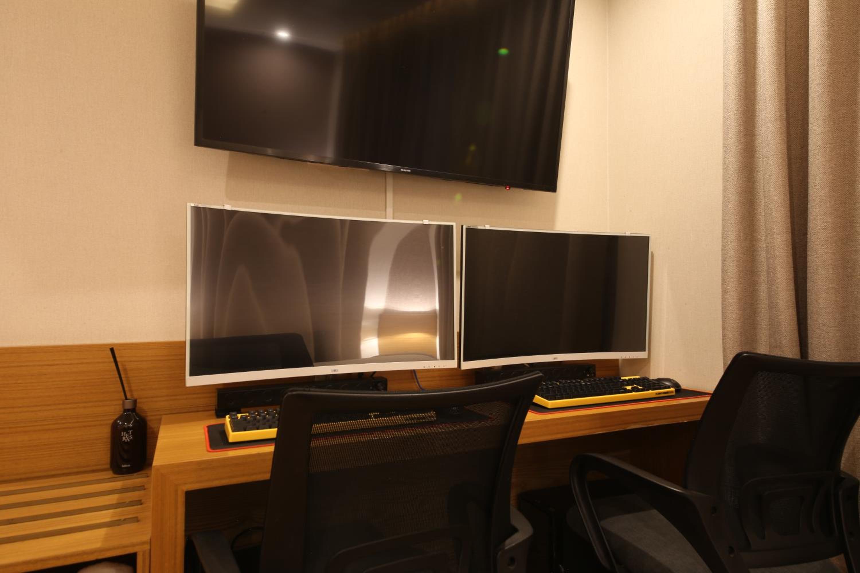 Double Room with 2 High Performance PC - Photo 5