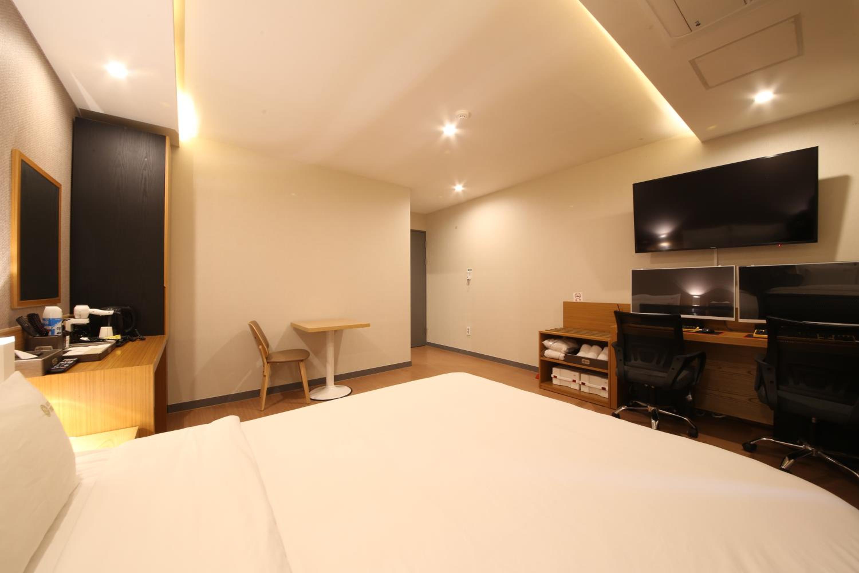 Double Room with 2 High Performance PC - Photo 8