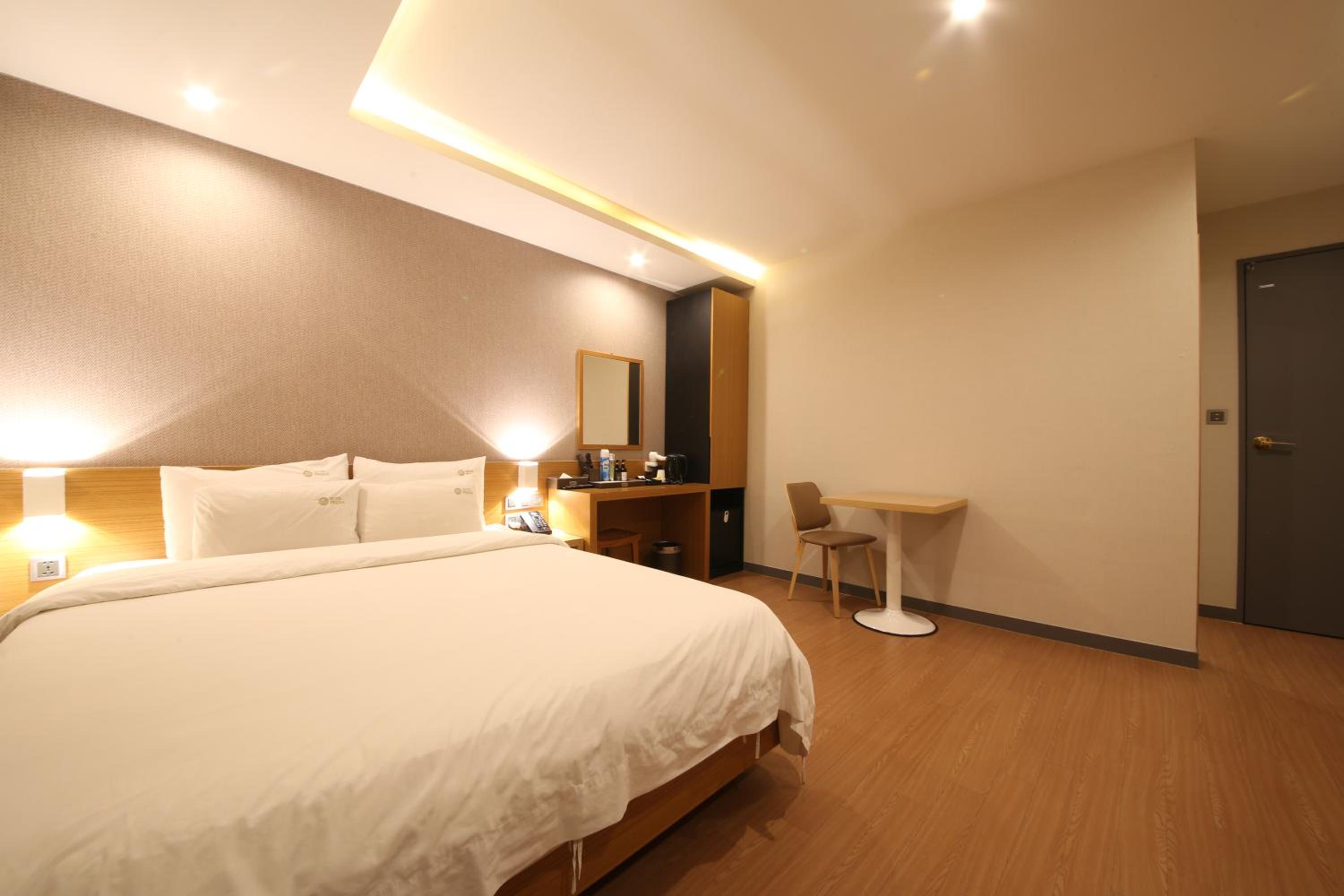 Double Room with 2 High Performance PC - Photo 9