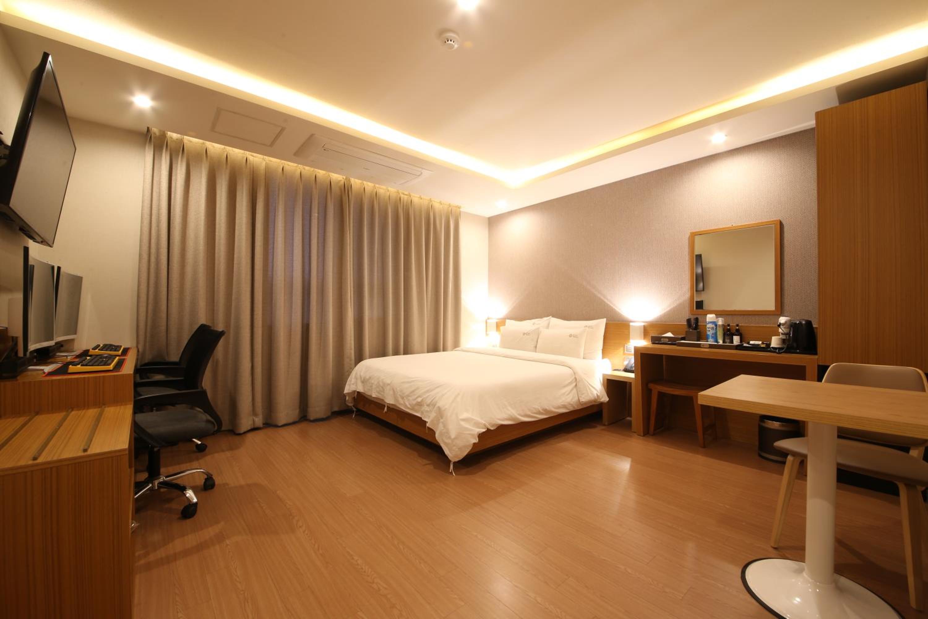 Double Room with 2 High Performance PC - Photo 11