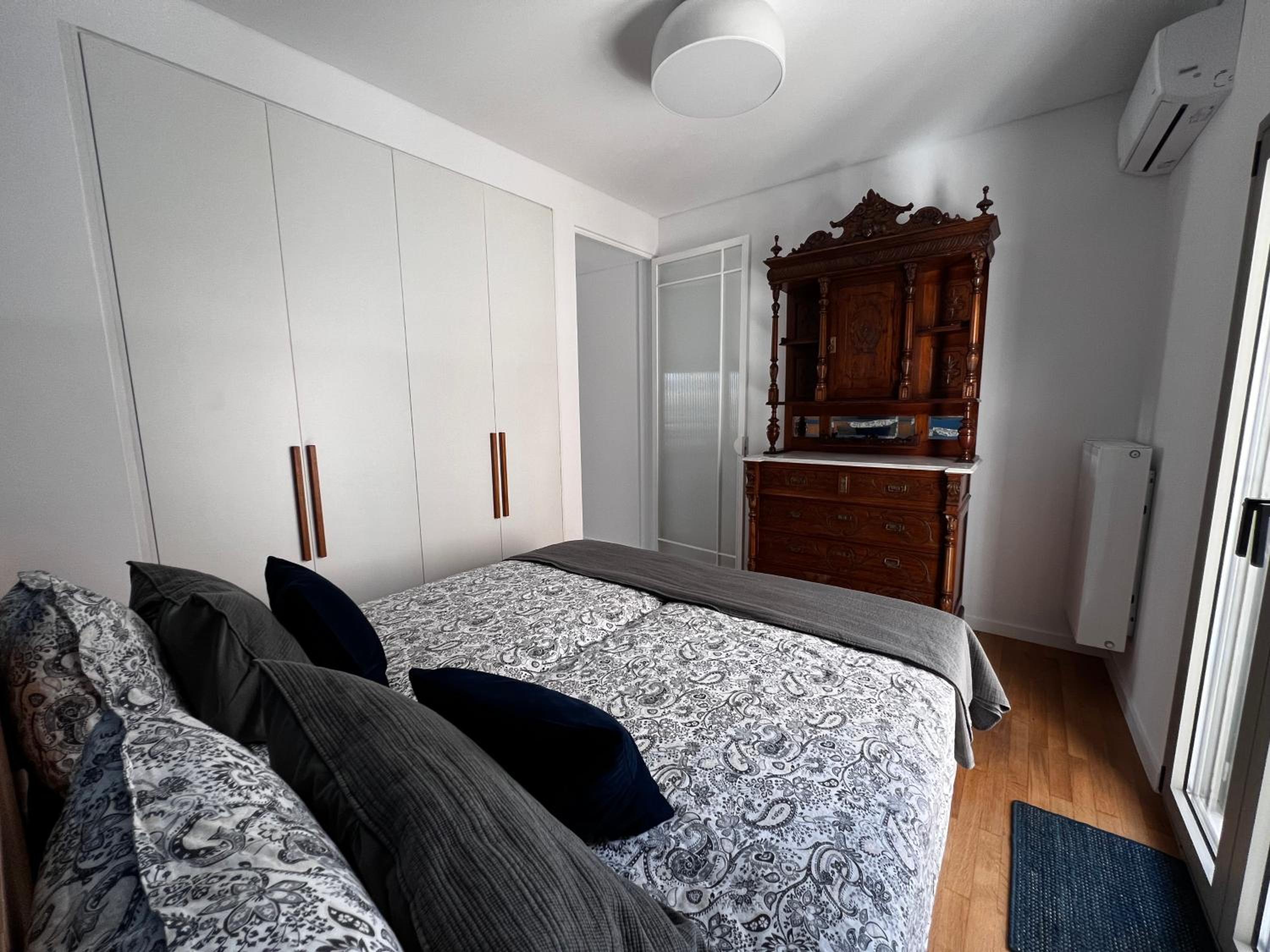One-Bedroom Apartment photo 2