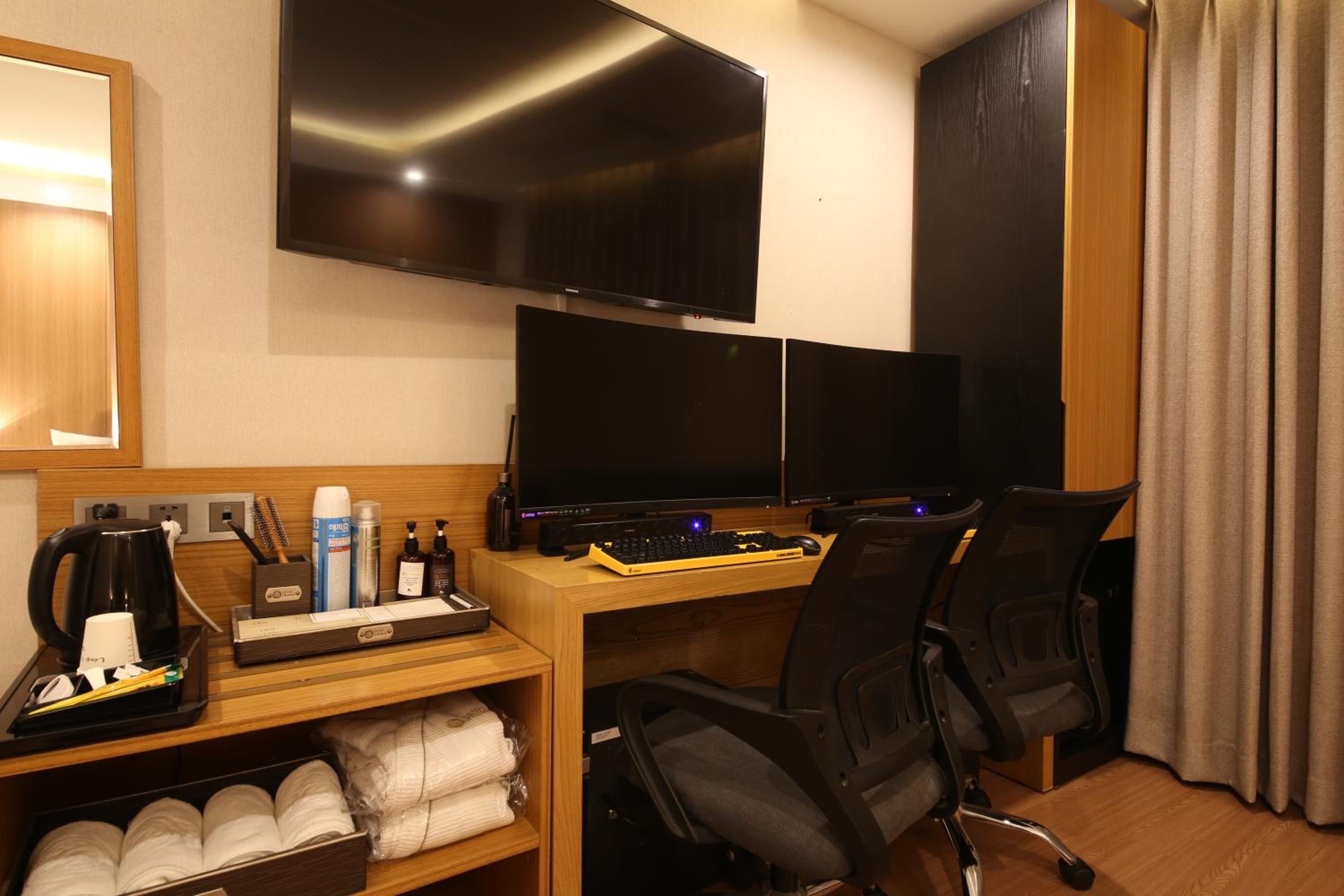 Double Room with 2 High Performance PC - Photo 1