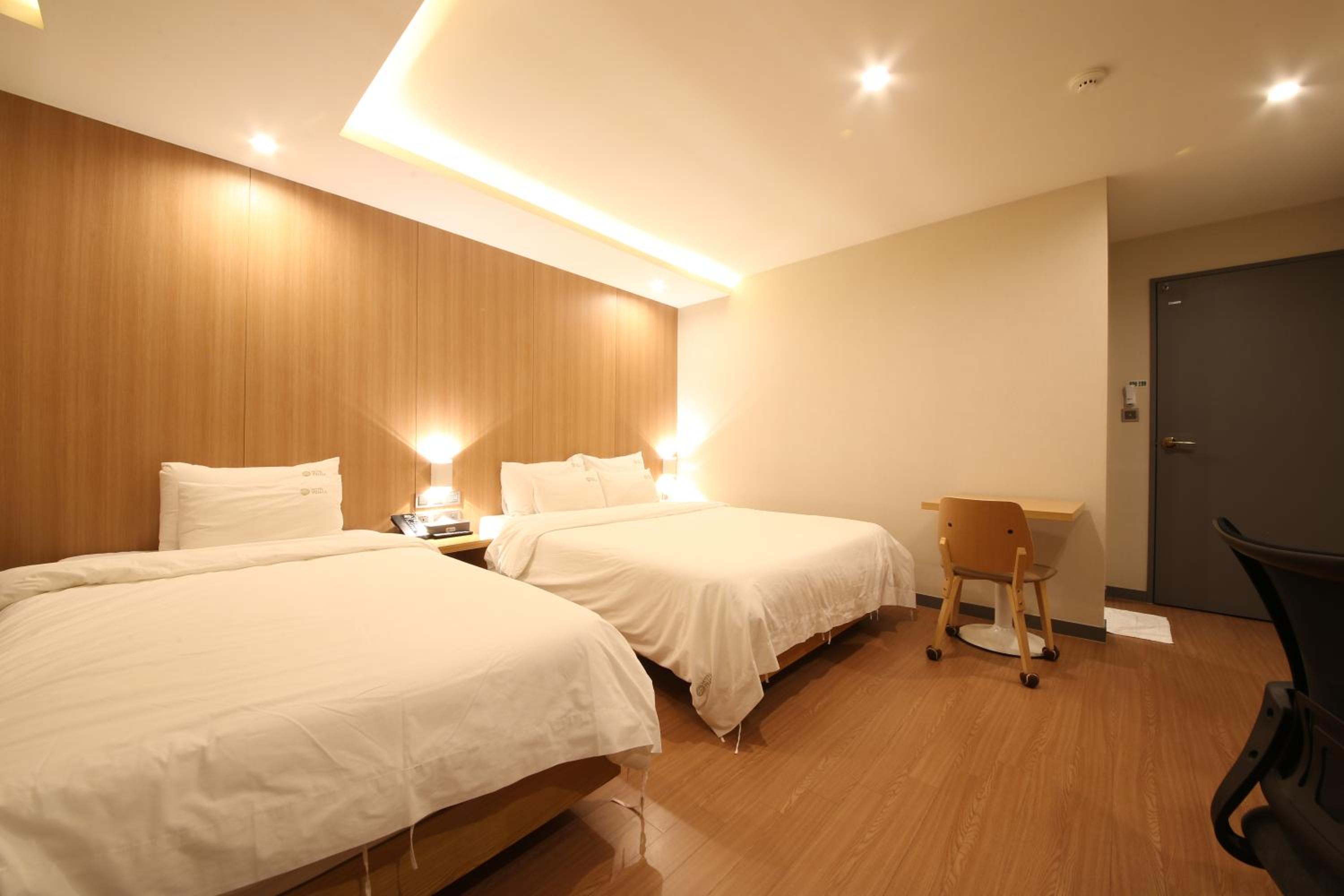 Twin Room with 2 High Performance PC - Photo 3