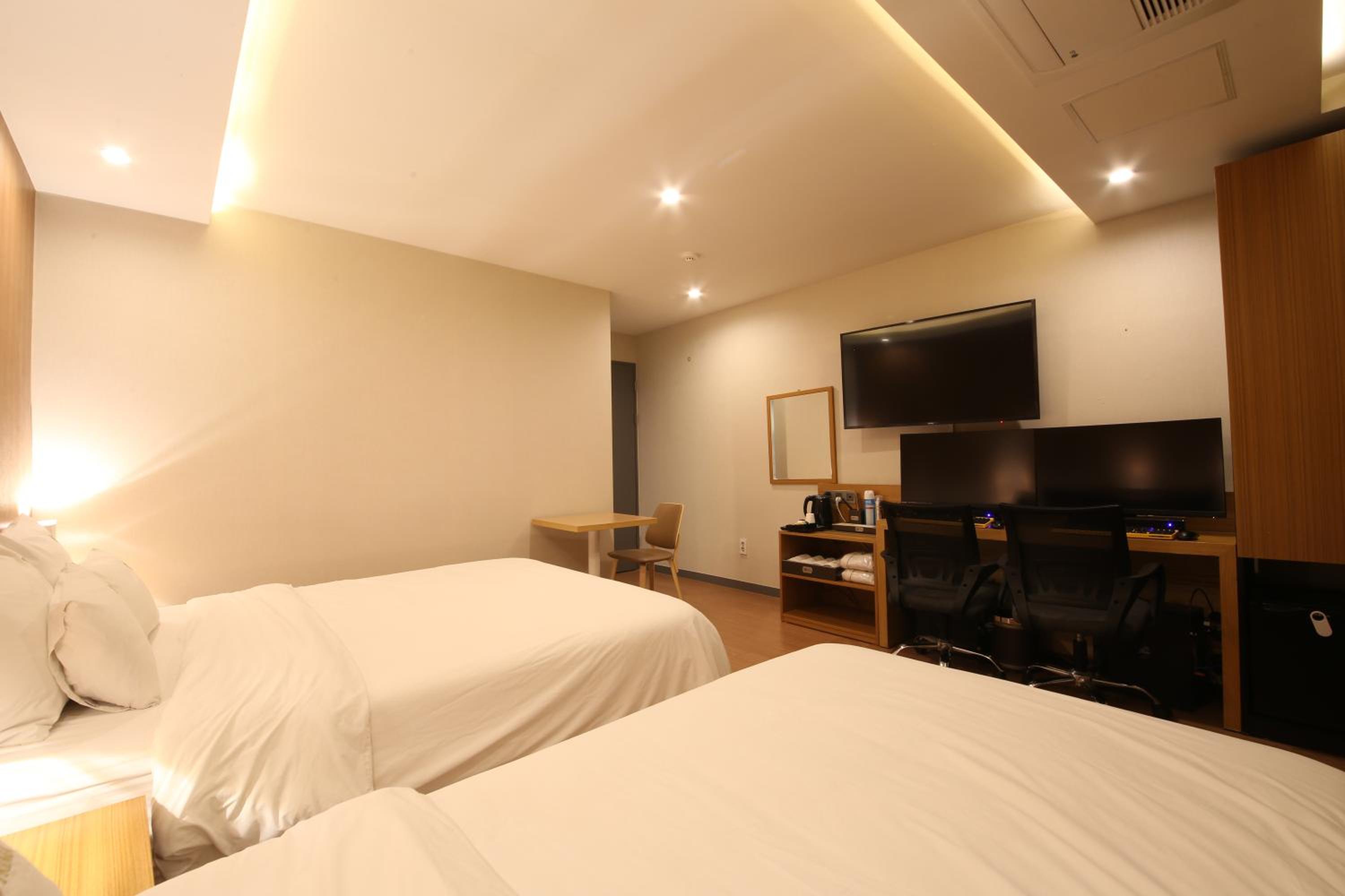 Twin Room with 2 High Performance PC - Photo 4