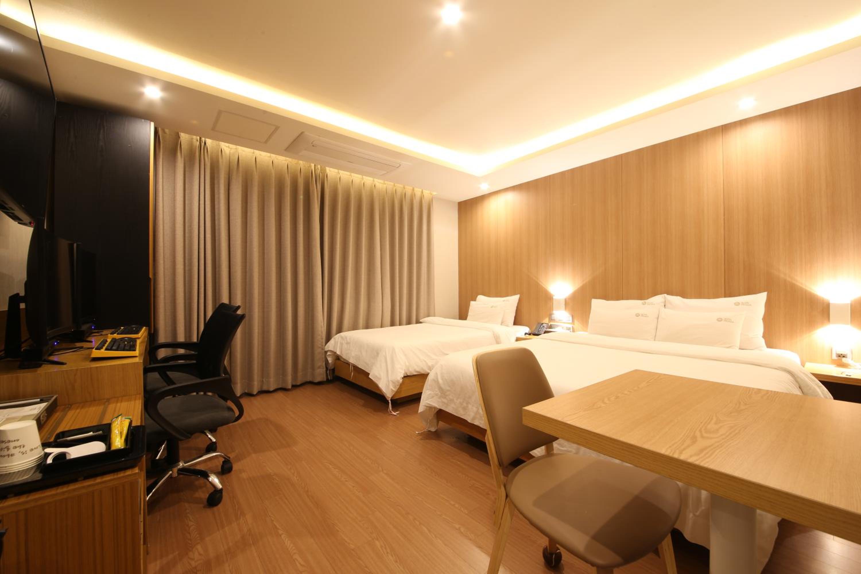 Twin Room with 2 High Performance PC - Photo 6