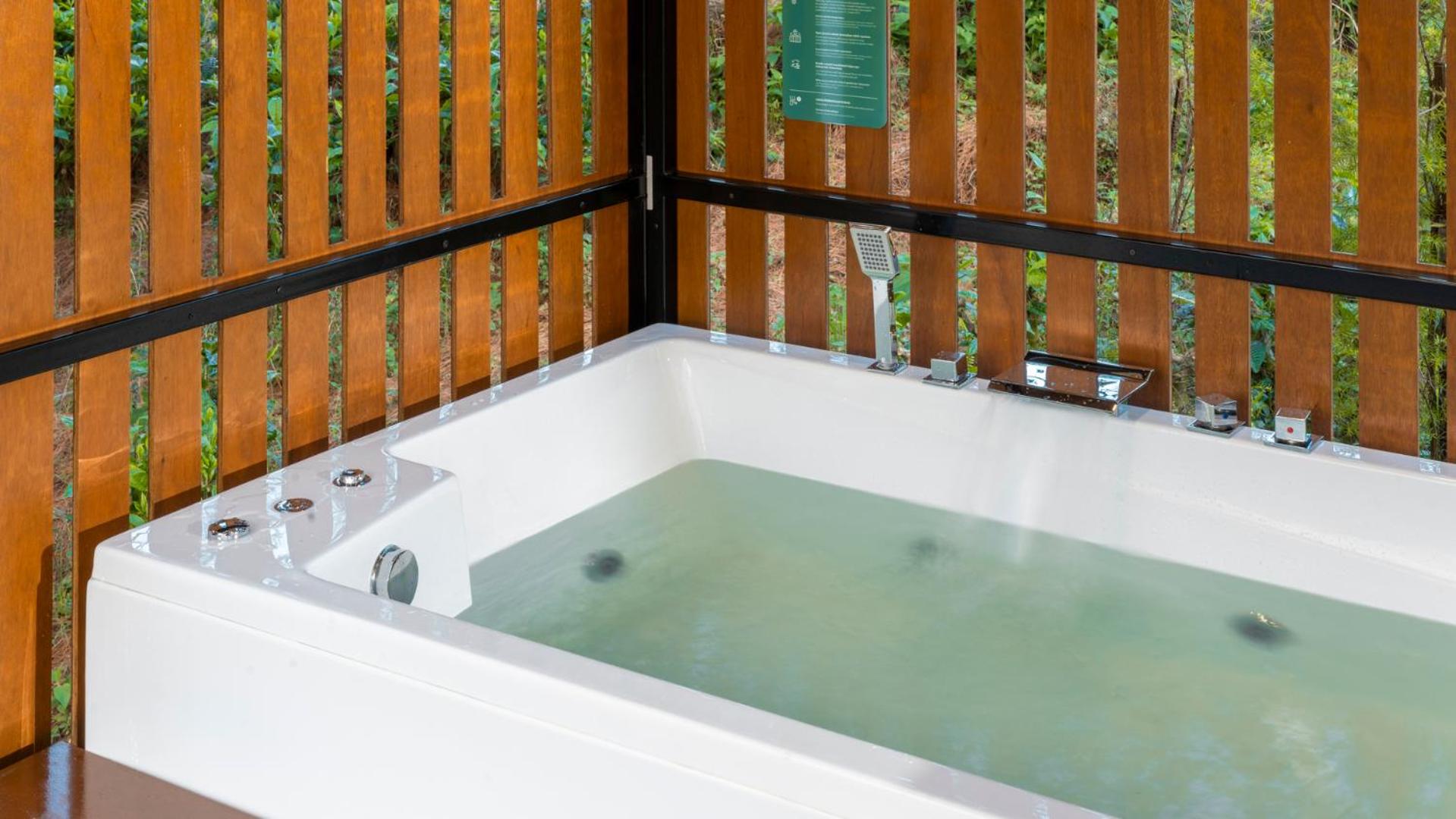 Grand Cabin Hot Tub photo 3