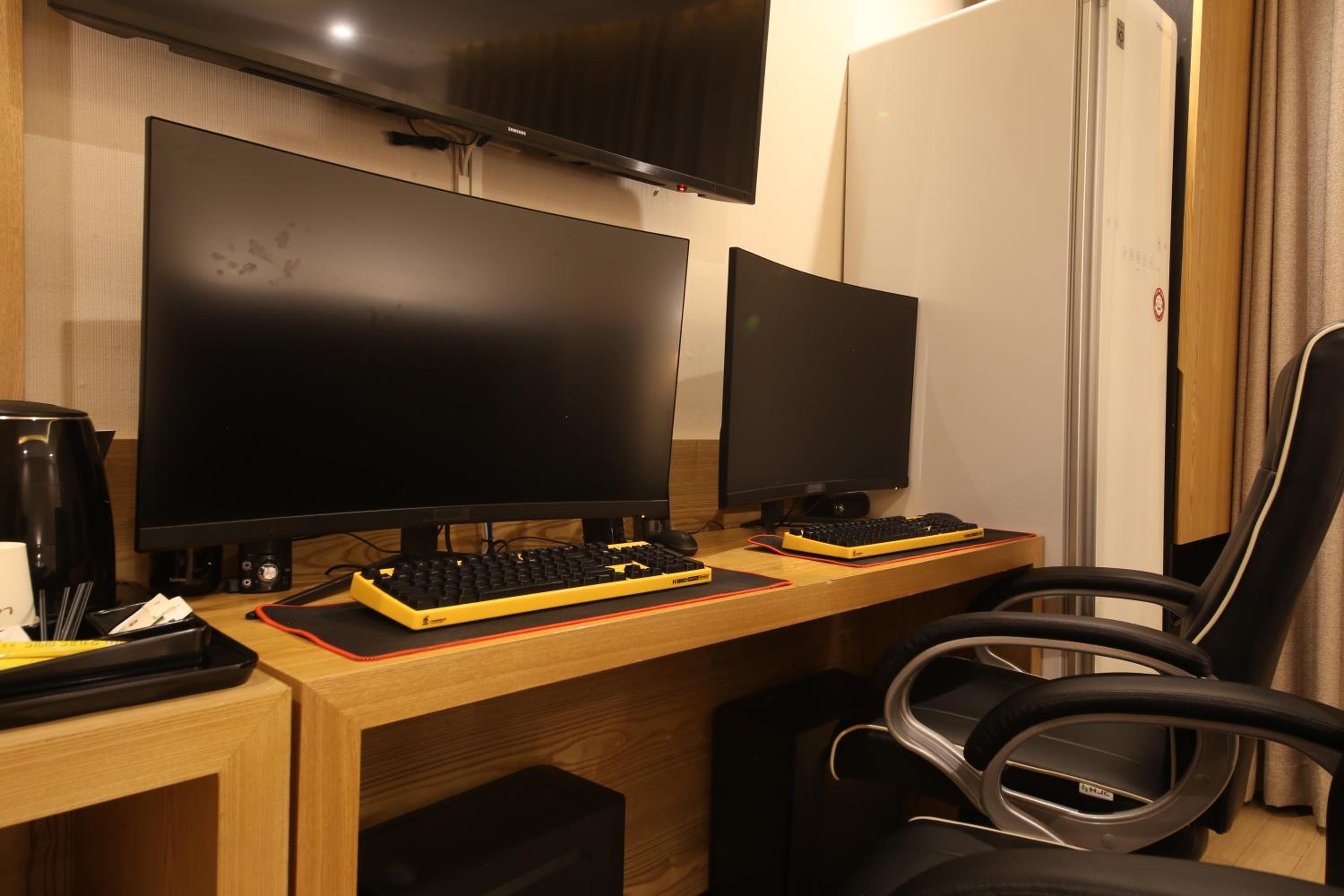 Double Room with 2 Premium High Performance PC - Photo 9