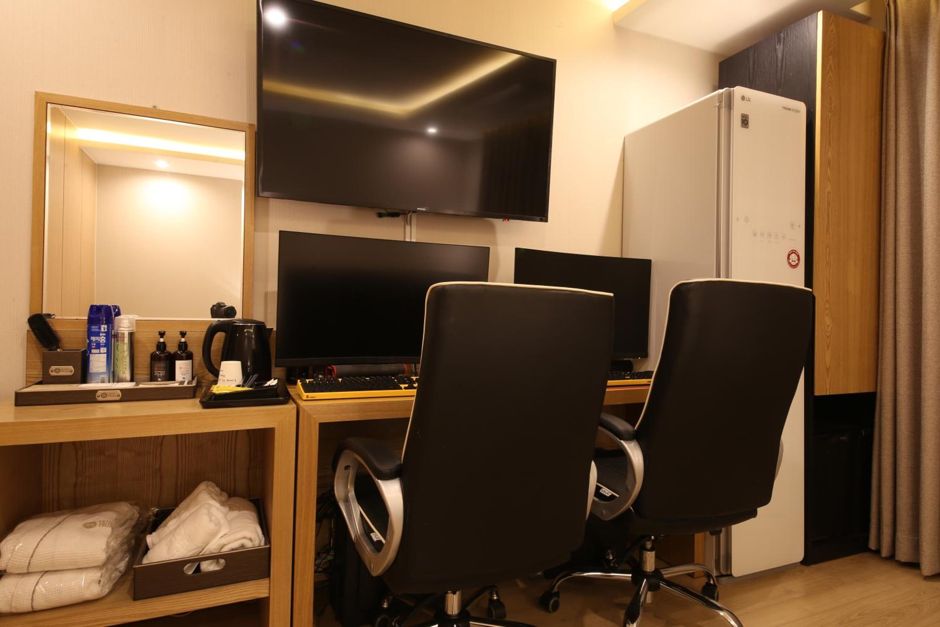 Double Room with 2 Premium High Performance PC - Photo 8
