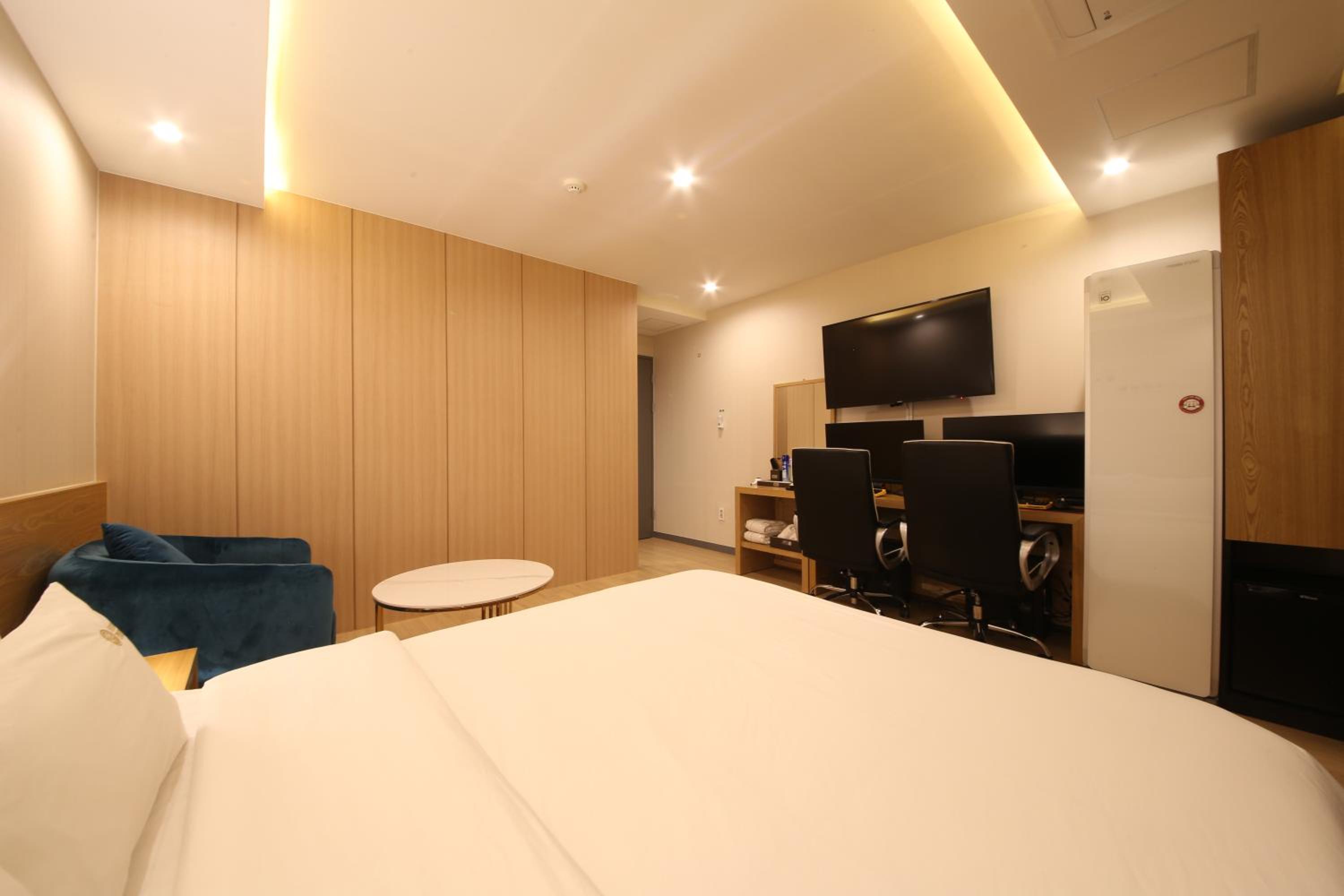 Double Room with 2 Premium High Performance PC - Photo 12