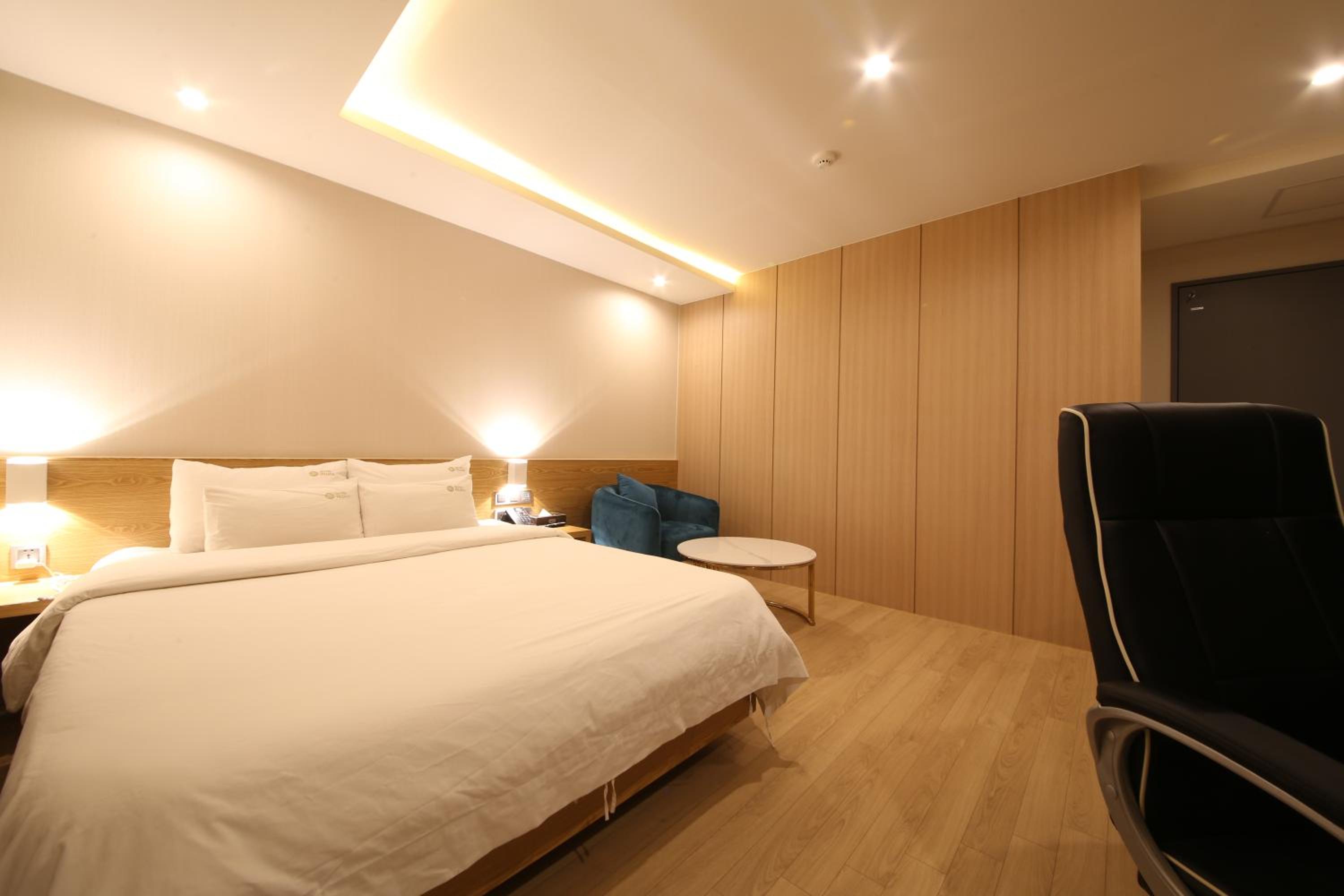 Double Room with 2 Premium High Performance PC - Photo 7