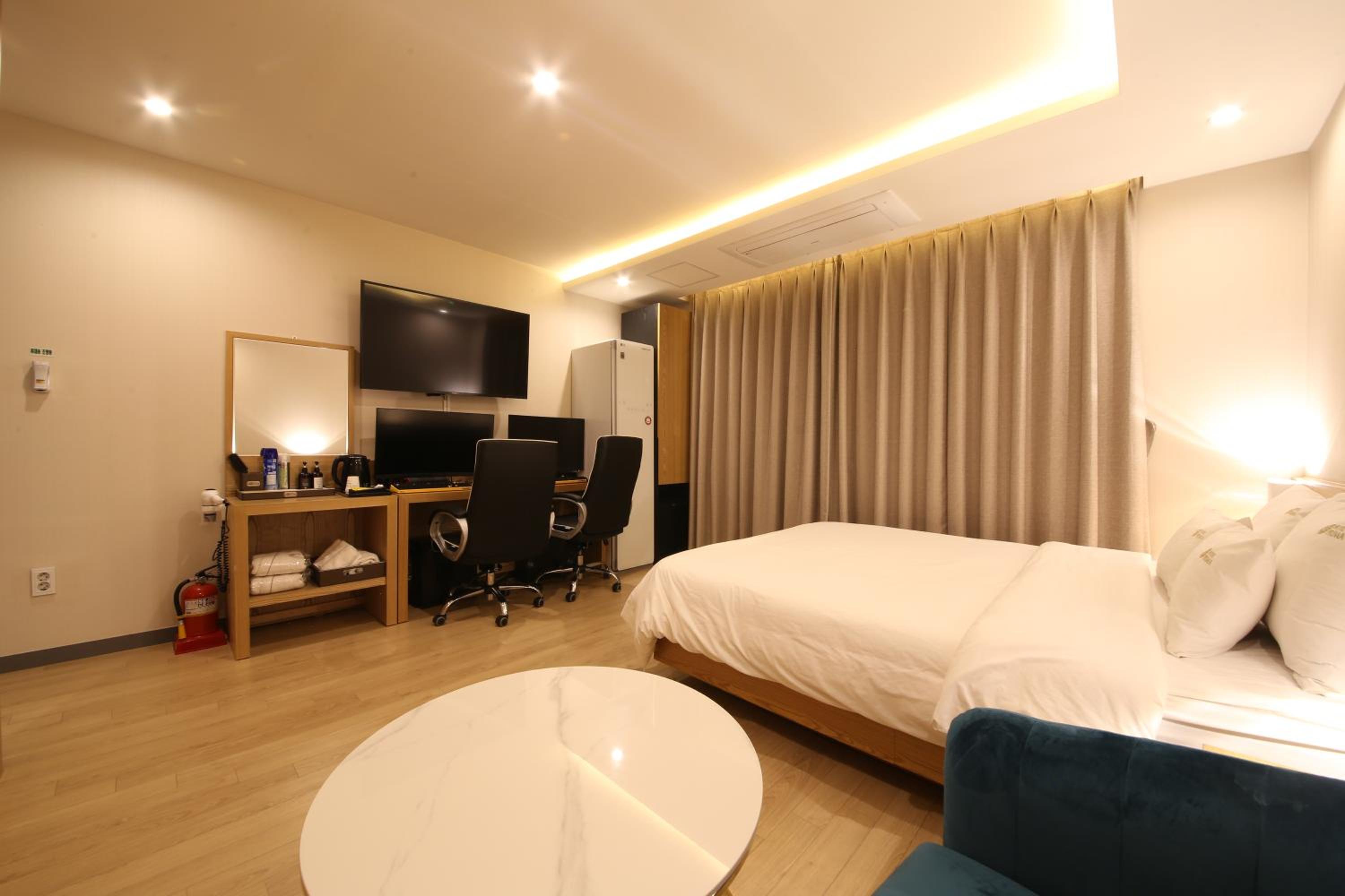 Double Room with 2 Premium High Performance PC - Photo 4
